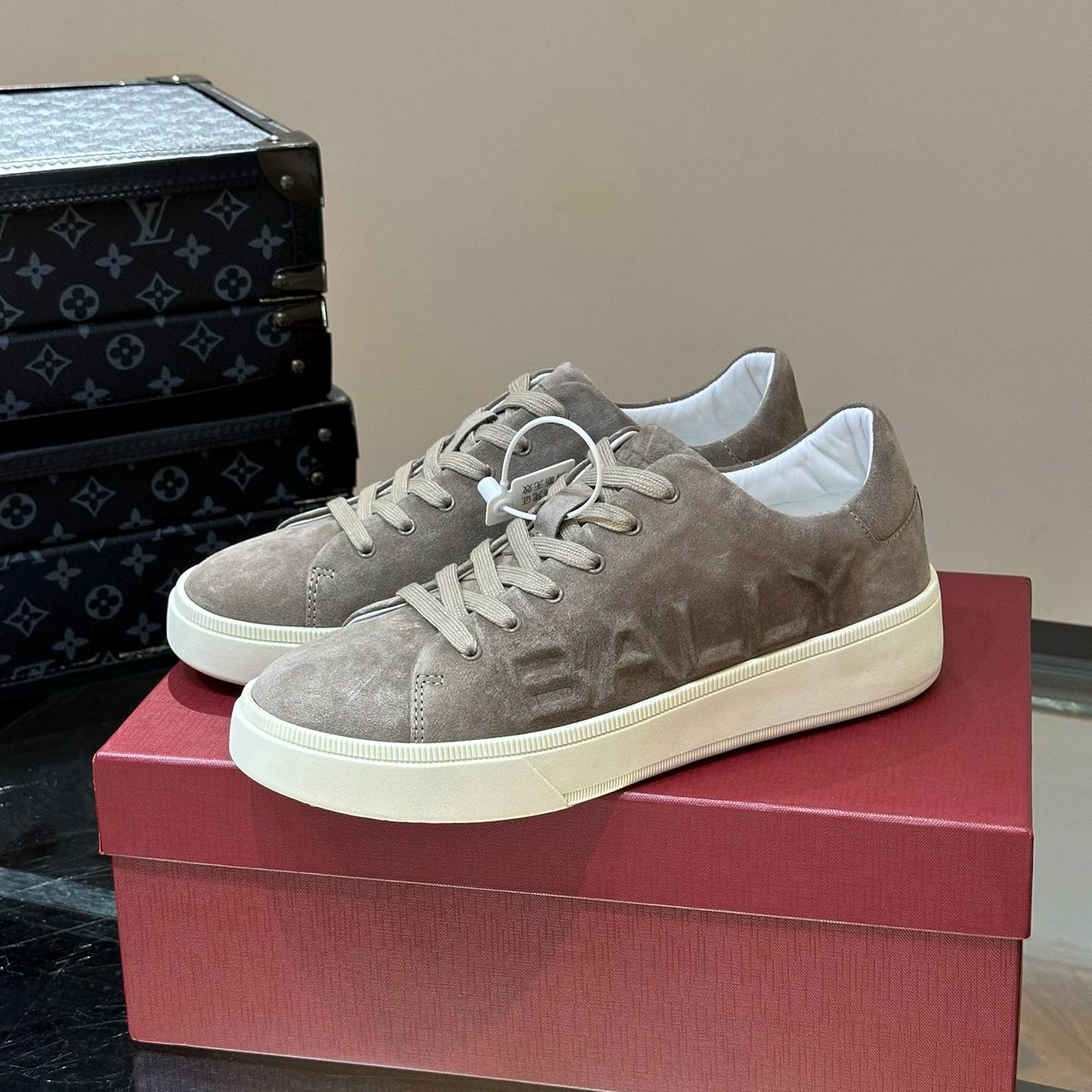 BALLY 2024 SS 발리 각인로고 캐릭터 스웨이드 그레이 남성 스니커즈 커스텀급