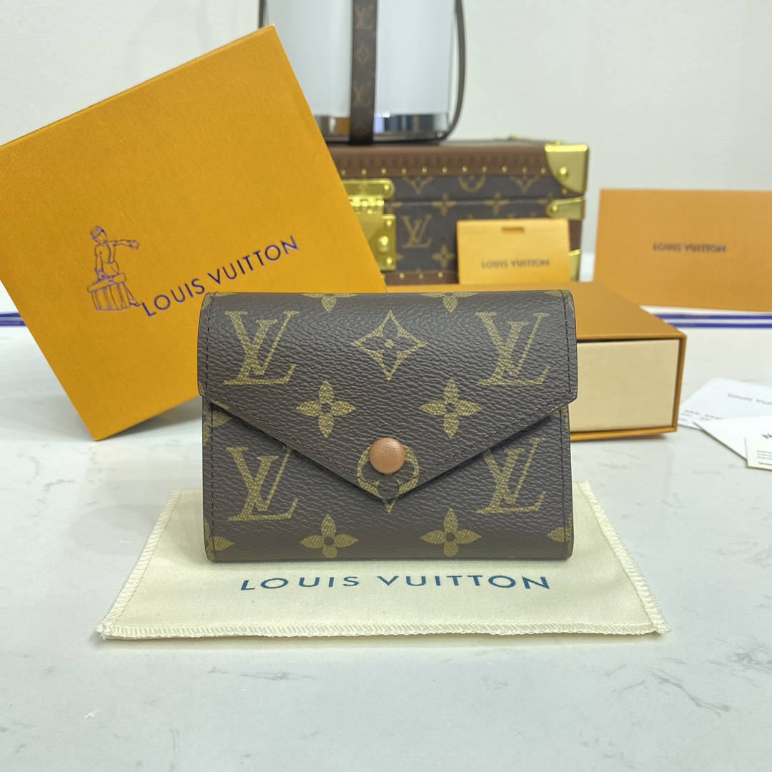 LOUIS VUITTON 2024 SS 루이비통 모노그램 브라운 빅토린 월릿 M62472 여성 반지갑 커스텀급