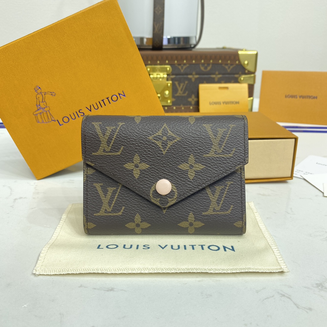 LOUIS VUITTON 2024 SS 루이비통 모노그램 연핑크 빅토린 월릿 M62360 여성 반지갑 커스텀급