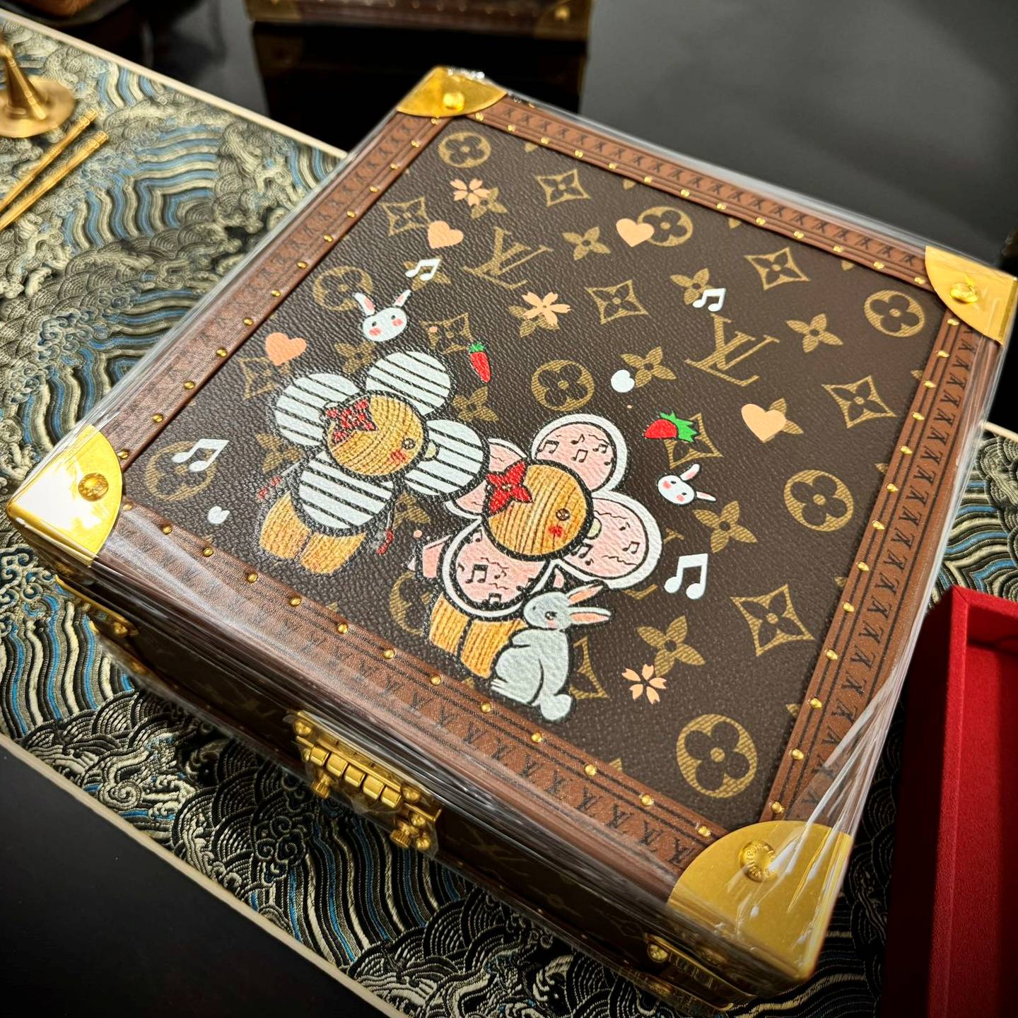 LOUIS VUITTON 2024 SS 루이비통 모노그램 쥬얼리 케이스 트렁크백 M20400 여성 가방 커스텀급