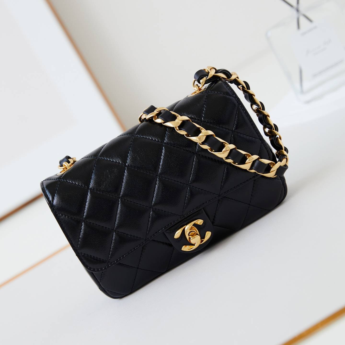 CHANEL 2024 SS 샤넬 체인 램스킨 블랙 골드 메탈 클러치백 AS5123 여성 가방 커스텀급