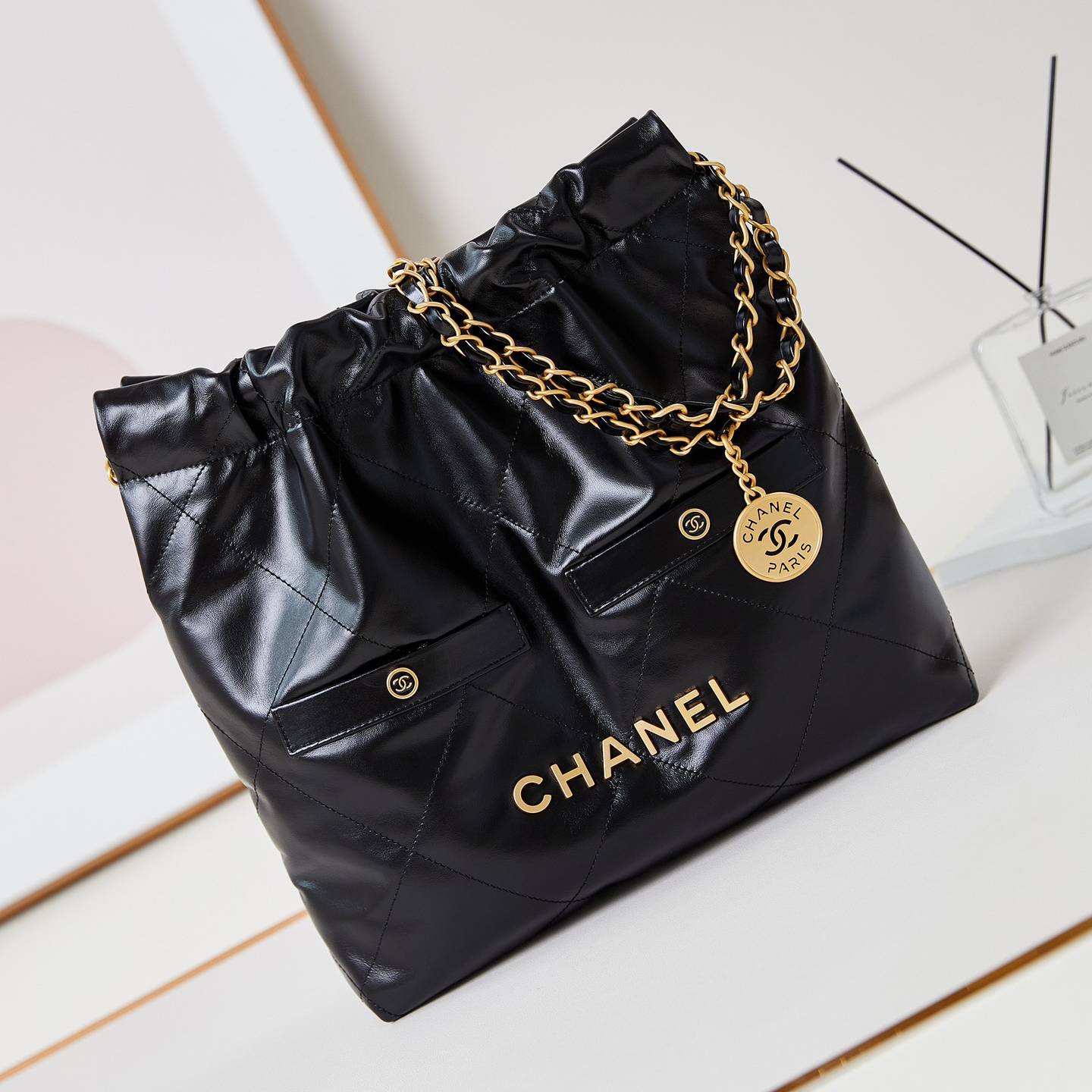 CHANEL 2024 SS 샤넬 체인 카프스킨 블랙 골드 메탈 스몰 제니백 이너백 22 AS3260 여성 가방 커스텀급