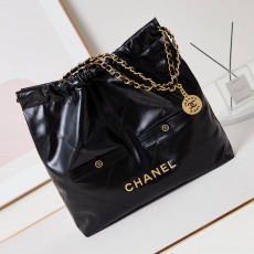 CHANEL 2024 SS 샤넬 체인 카프스킨 블랙 골드 메탈 미듐 제니백 이너백 22 AS3261 여성 가방 커스텀급