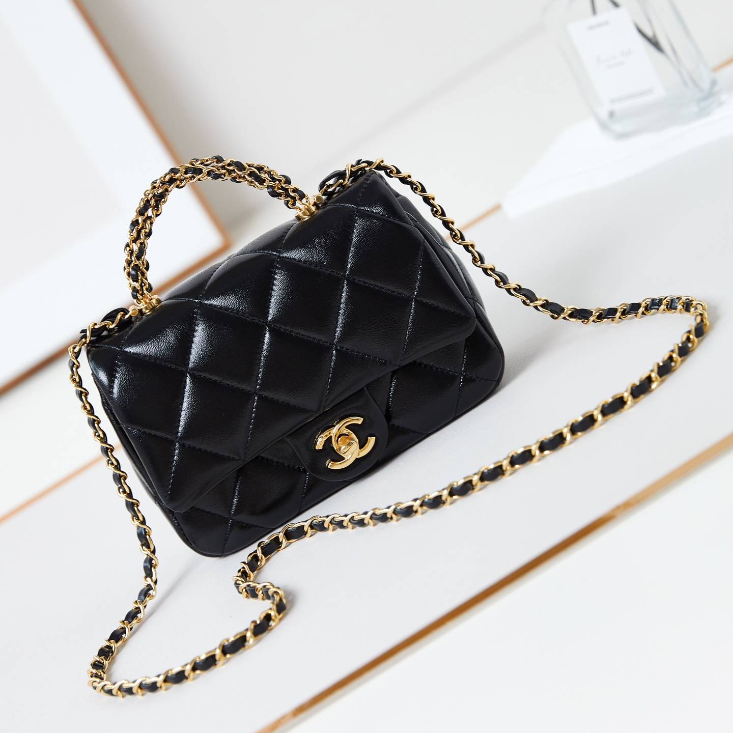 CHANEL 2024 SS 샤넬 체인 램스킨 핸들 미니 플랩백 블랙 AS5032 여성 가방 커스텀급