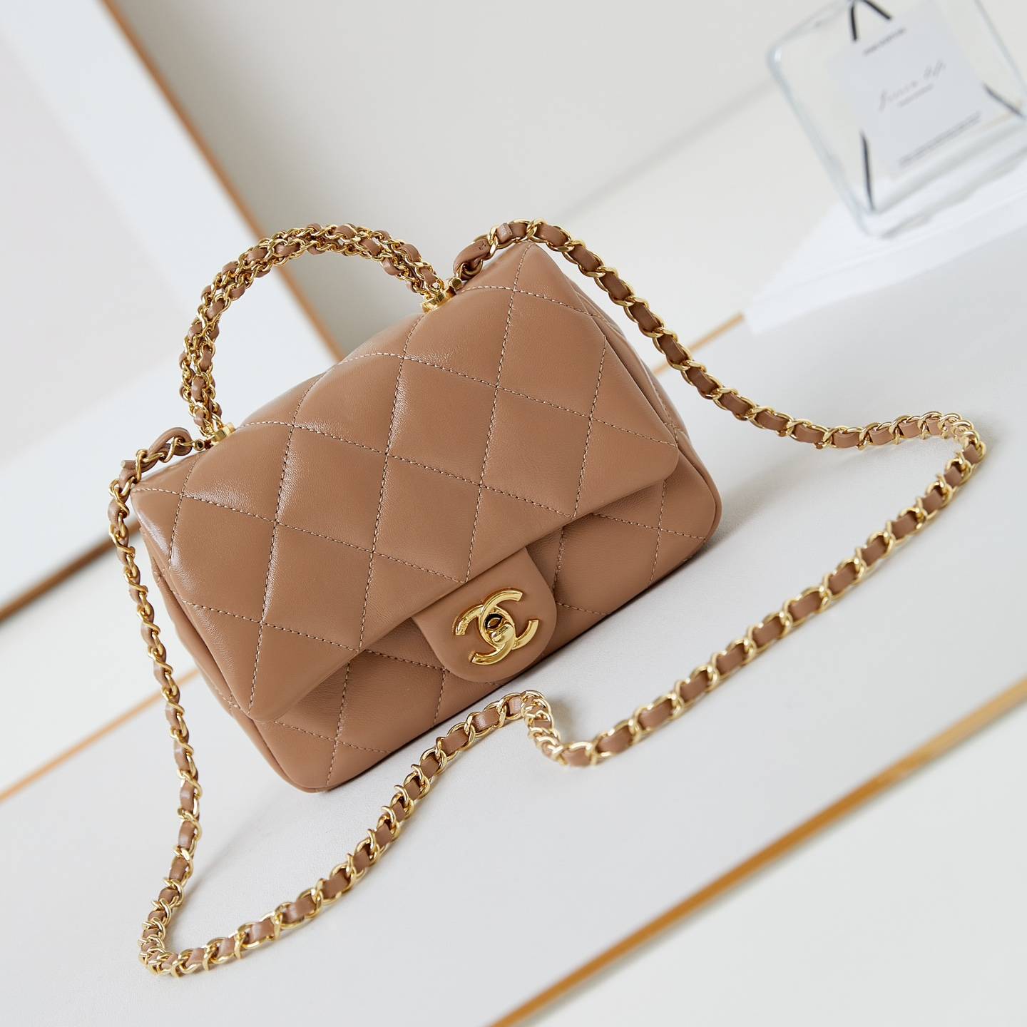CHANEL 2024 SS 샤넬 체인 램스킨 핸들 미니 플랩백 베이지 AS5032 여성 가방 커스텀급