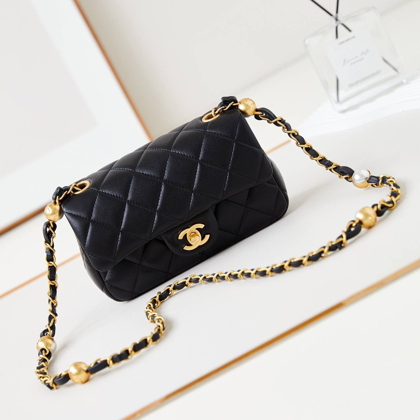 CHANEL 2024 SS 샤넬 체인 램스킨 진주 미니 플랩백 블랙 AS4947 여성 가방 커스텀급