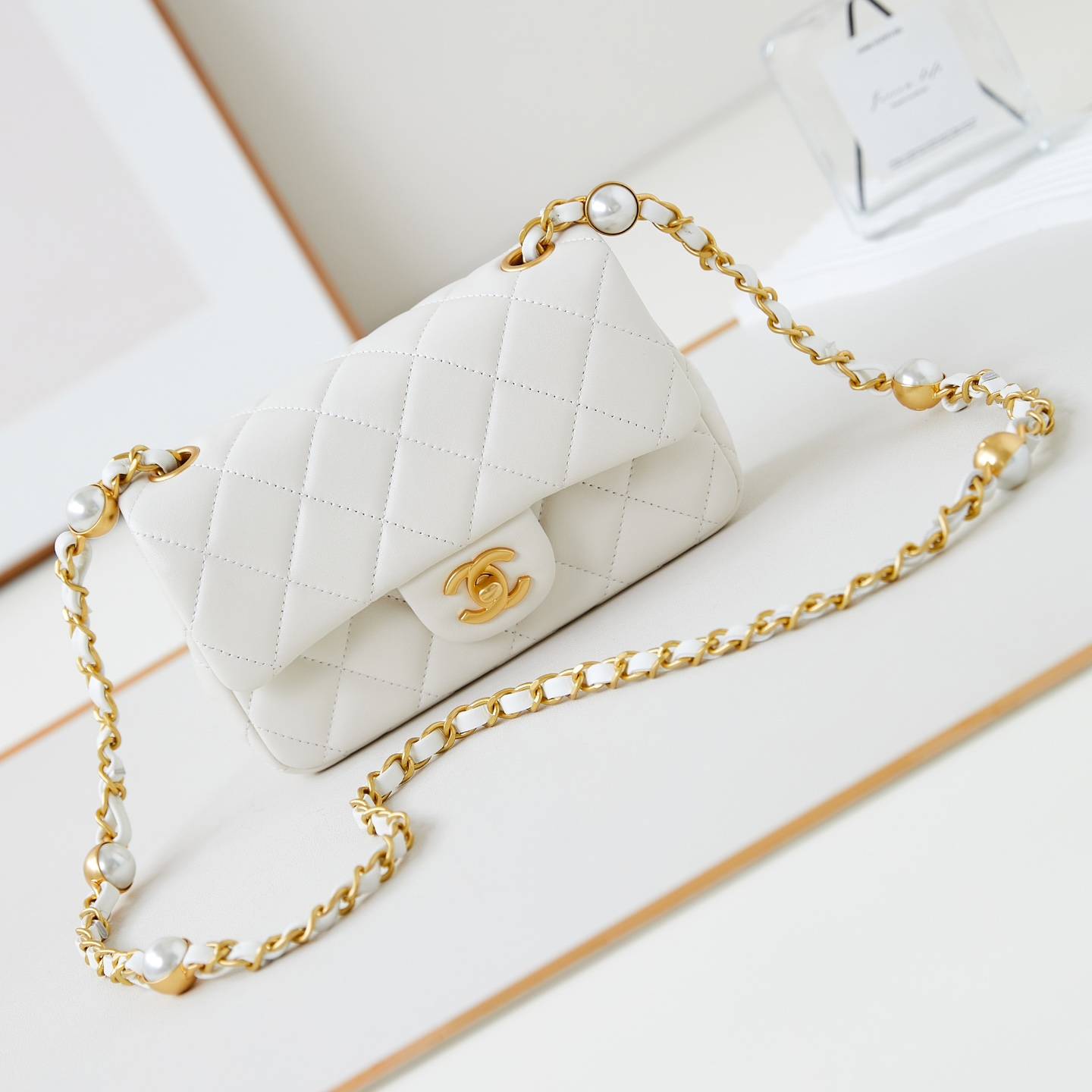 CHANEL 2024 SS 샤넬 체인 램스킨 진주 미니 플랩백 화이트 AS4947 여성 가방 커스텀급