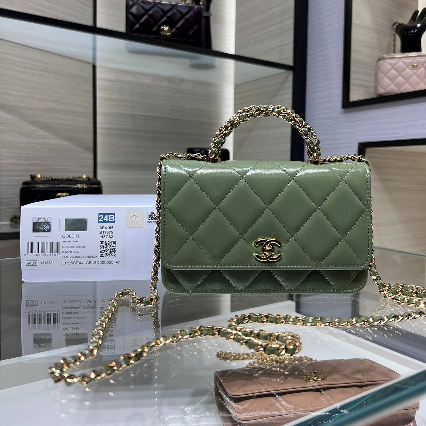 CHANEL 2024 SS 샤넬 체인 램스킨 핸들 미니 WOC백 그린 AP4166 여성 가방 커스텀급