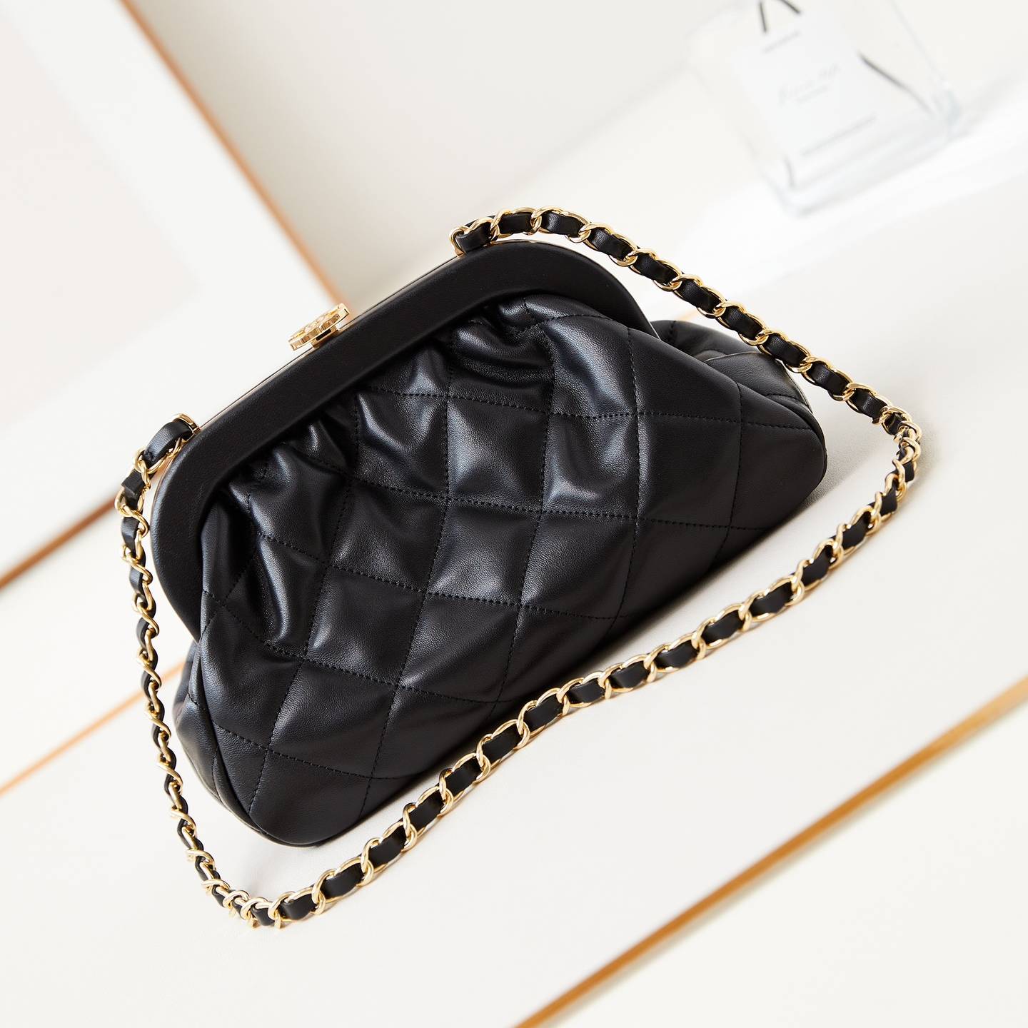 CHANEL 2024 SS 샤넬 체인 램스킨 골드메탈 클러치백 블랙 AS4717 여성 가방 커스텀