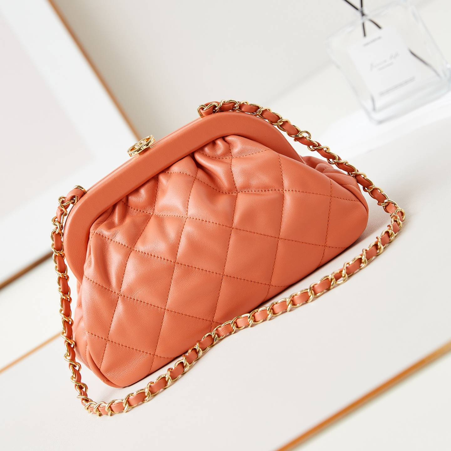 CHANEL 2024 SS 샤넬 체인 램스킨 골드메탈 클러치백 오렌지 AS4717 여성 가방 커스텀