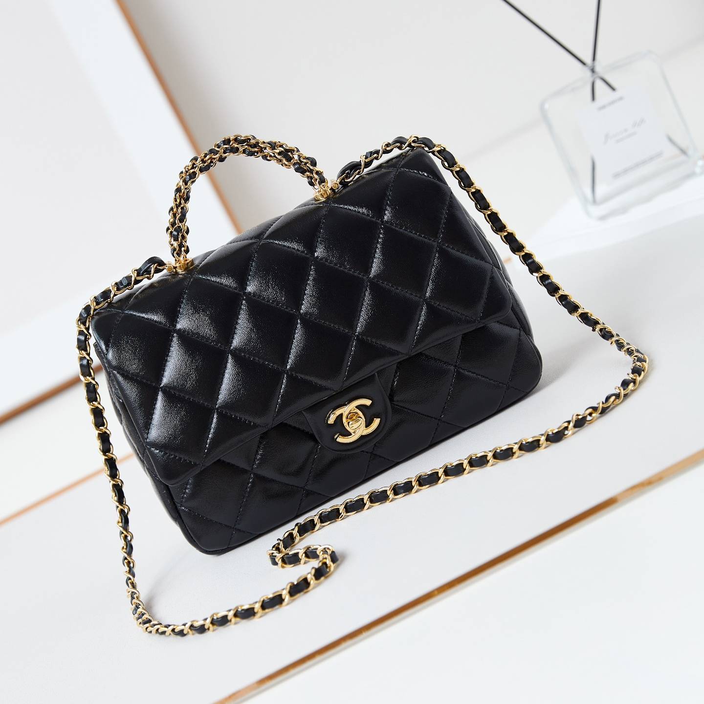 CHANEL 2024 SS 샤넬 체인 램스킨 골드메탈 미니 핸들 플랩백 블랙 AS5043 여성 가방 커스텀