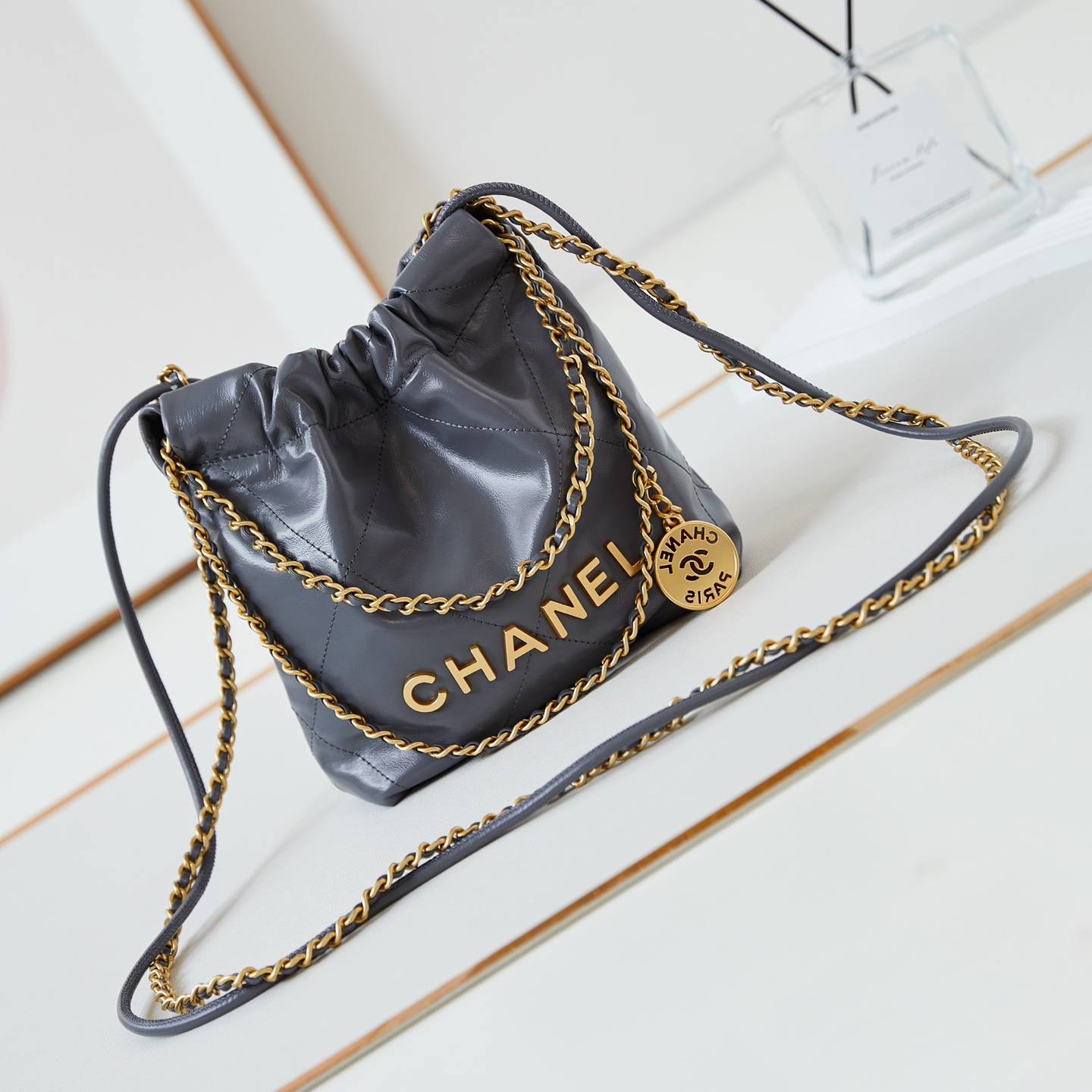 CHANEL 2024 SS 샤넬 체인 램스킨 골드메탈 22 미니 호보백 그레이 AS3980 여성 가방 커스텀급
