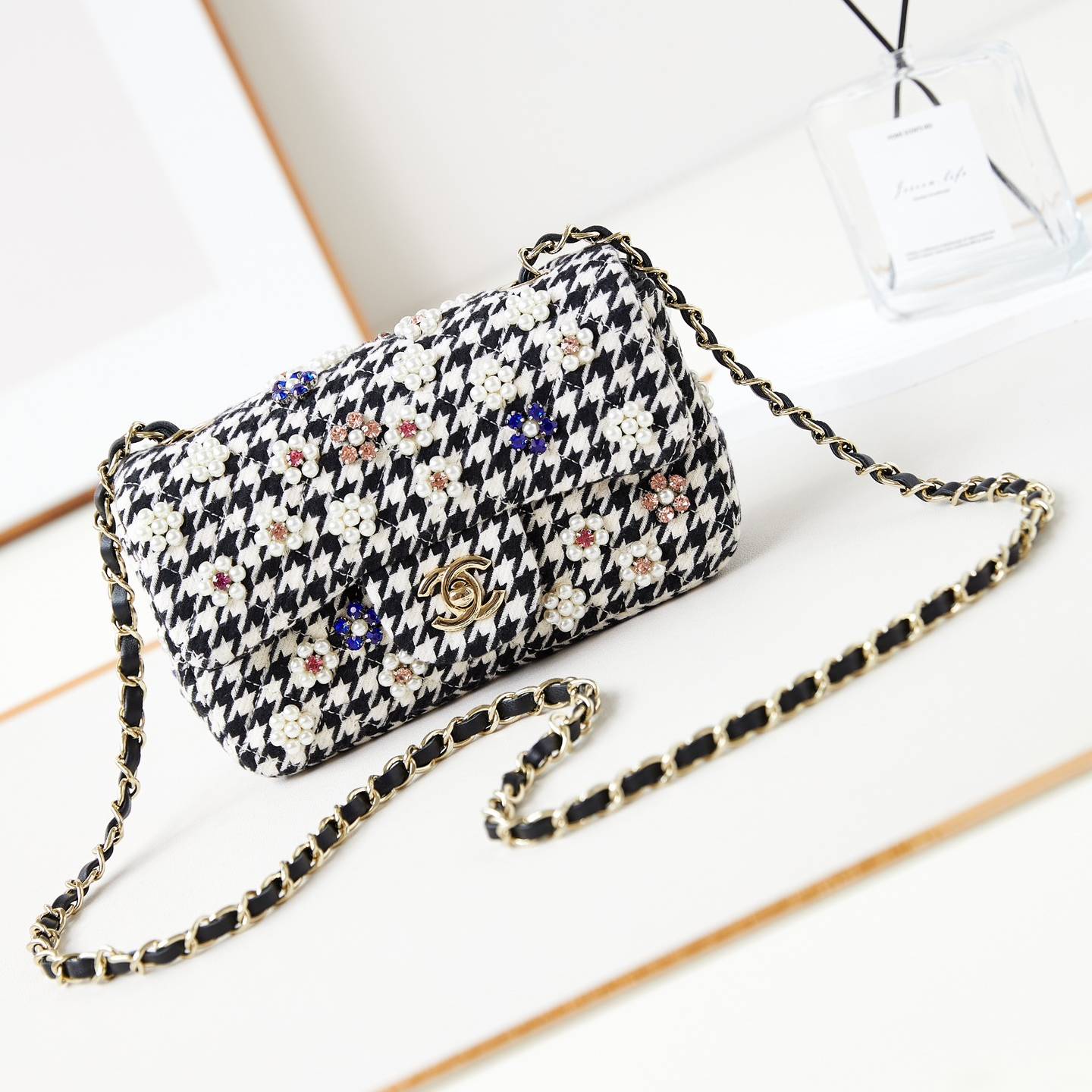 CHANEL 2024 SS 샤넬 체인 트위드 골드메탈 플라워장식 플랩백 여성 가방 커스텀급