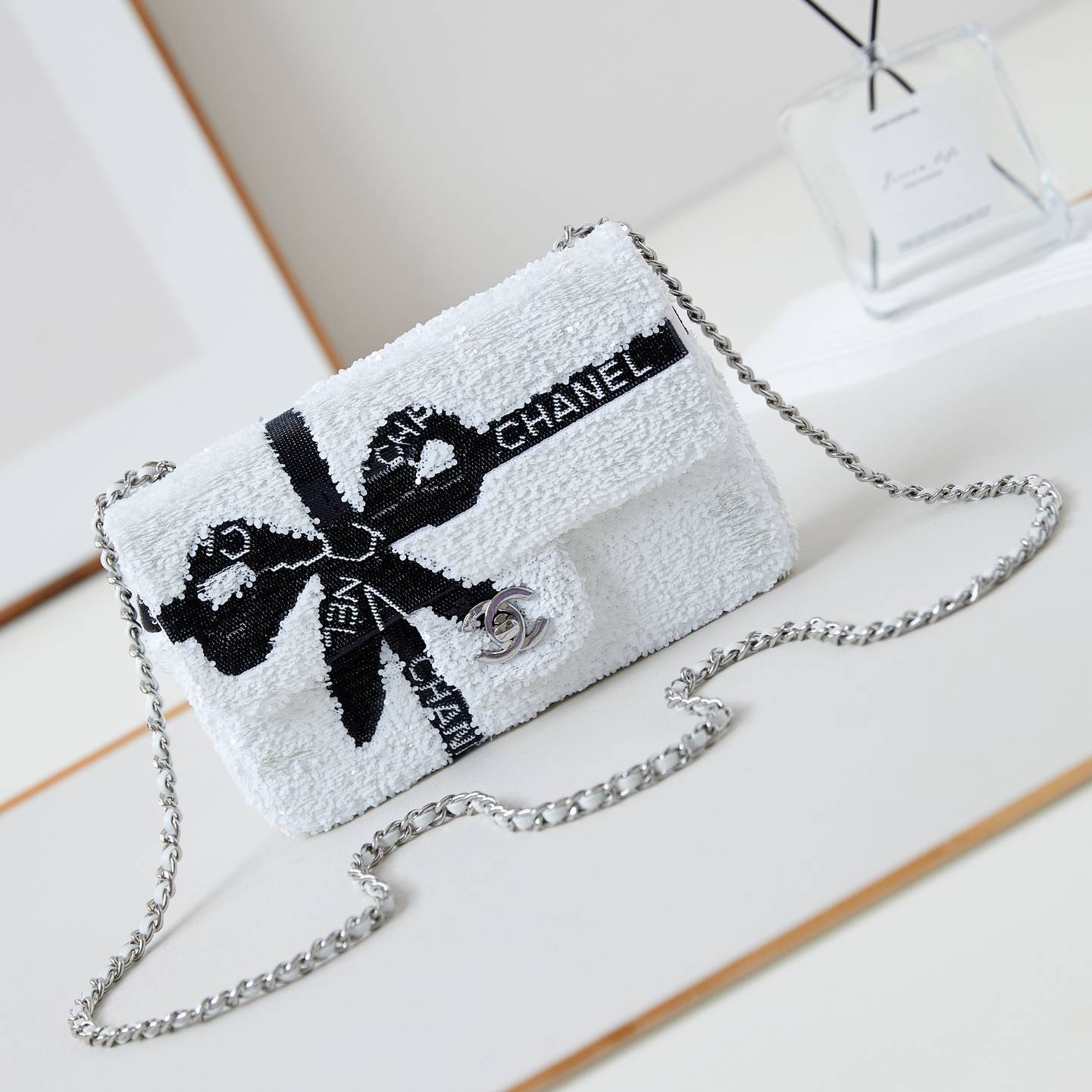 CHANEL 2024 SS 샤넬 체인 스팽글 실버메탈 스몰 플랩백 화이트 AS4418 여성 가방 커스텀급