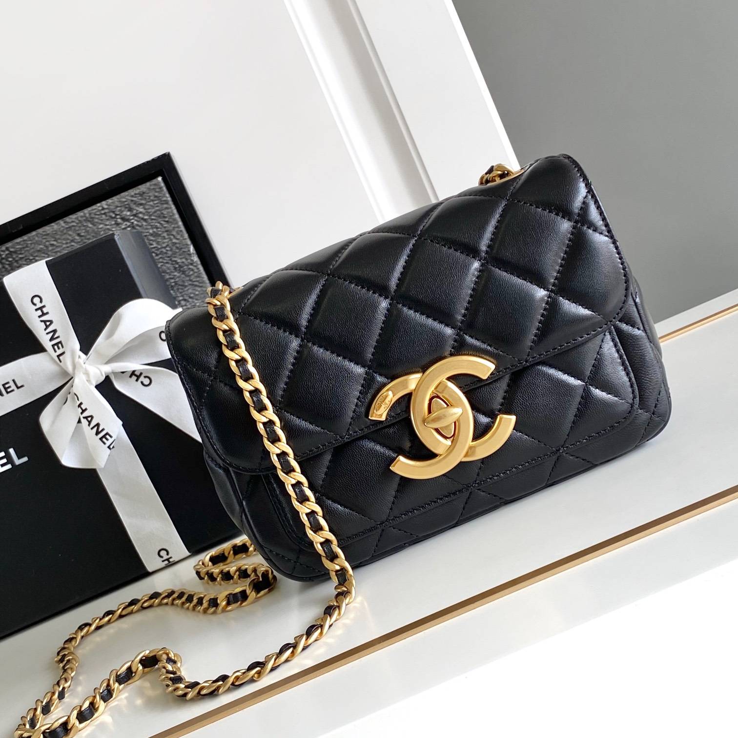 CHANEL 2024 SS 샤넬 체인 램스킨 골드메탈 미니 플랩백 블랙 여성 가방 커스텀급