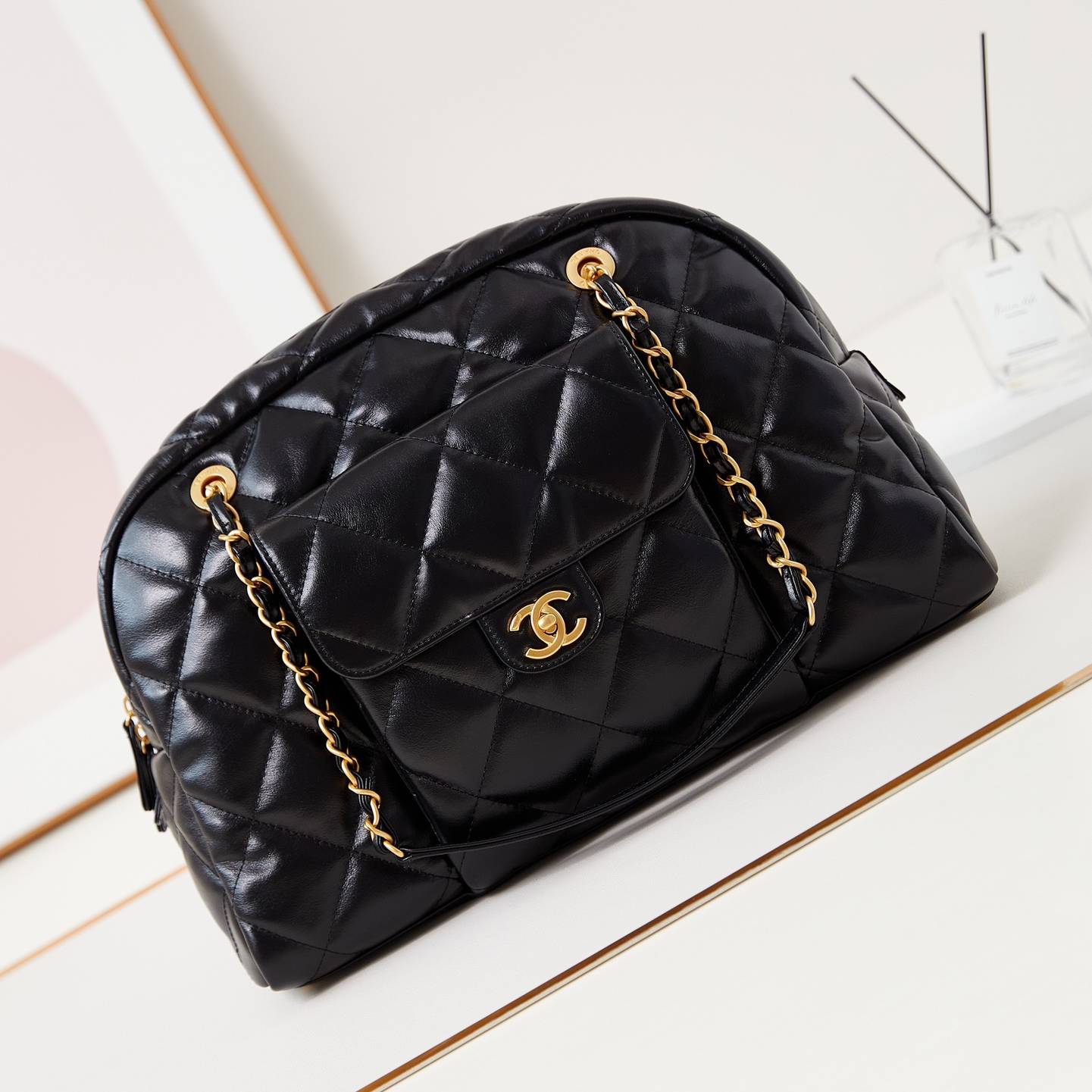 CHANEL 2024 SS 샤넬 체인 램스킨 골드메탈 맥시 볼링백 블랙 AS4812 여성 가방 커스텀급