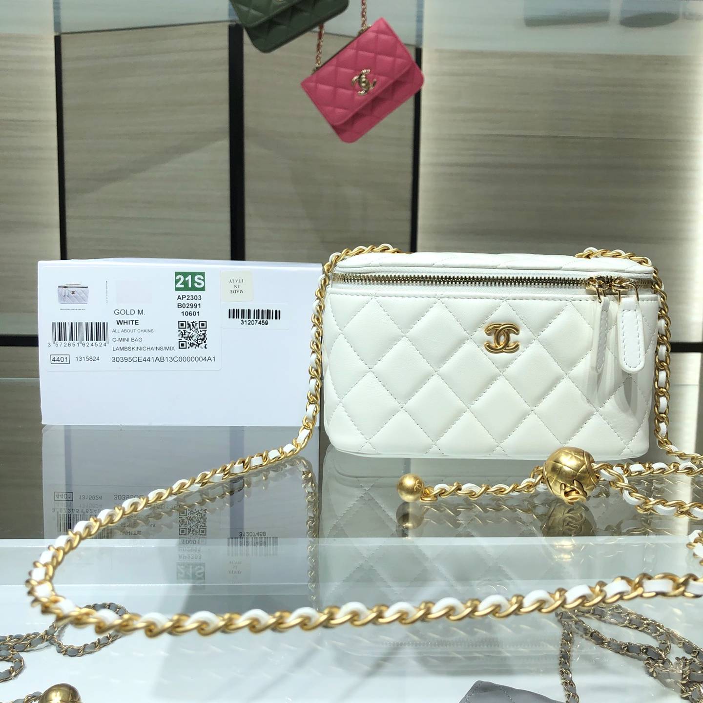 CHANEL 2024 SS 샤넬 체인 램스킨 골드볼 베니티백 화이트 AP2303 여성 가방 커스텀급