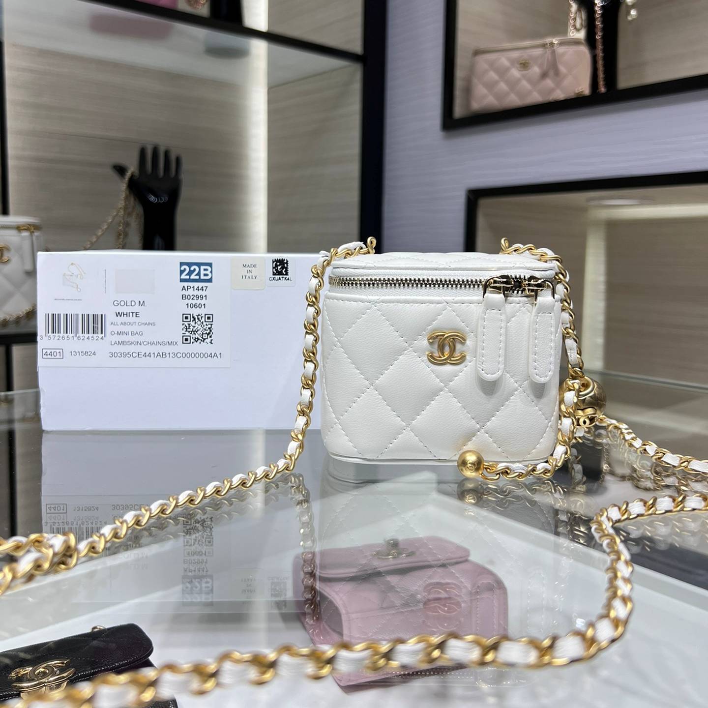 CHANEL 2024 SS 샤넬 체인 램스킨 골드볼 베니티백 스몰 화이트 AP1447 여성 가방 커스텀급