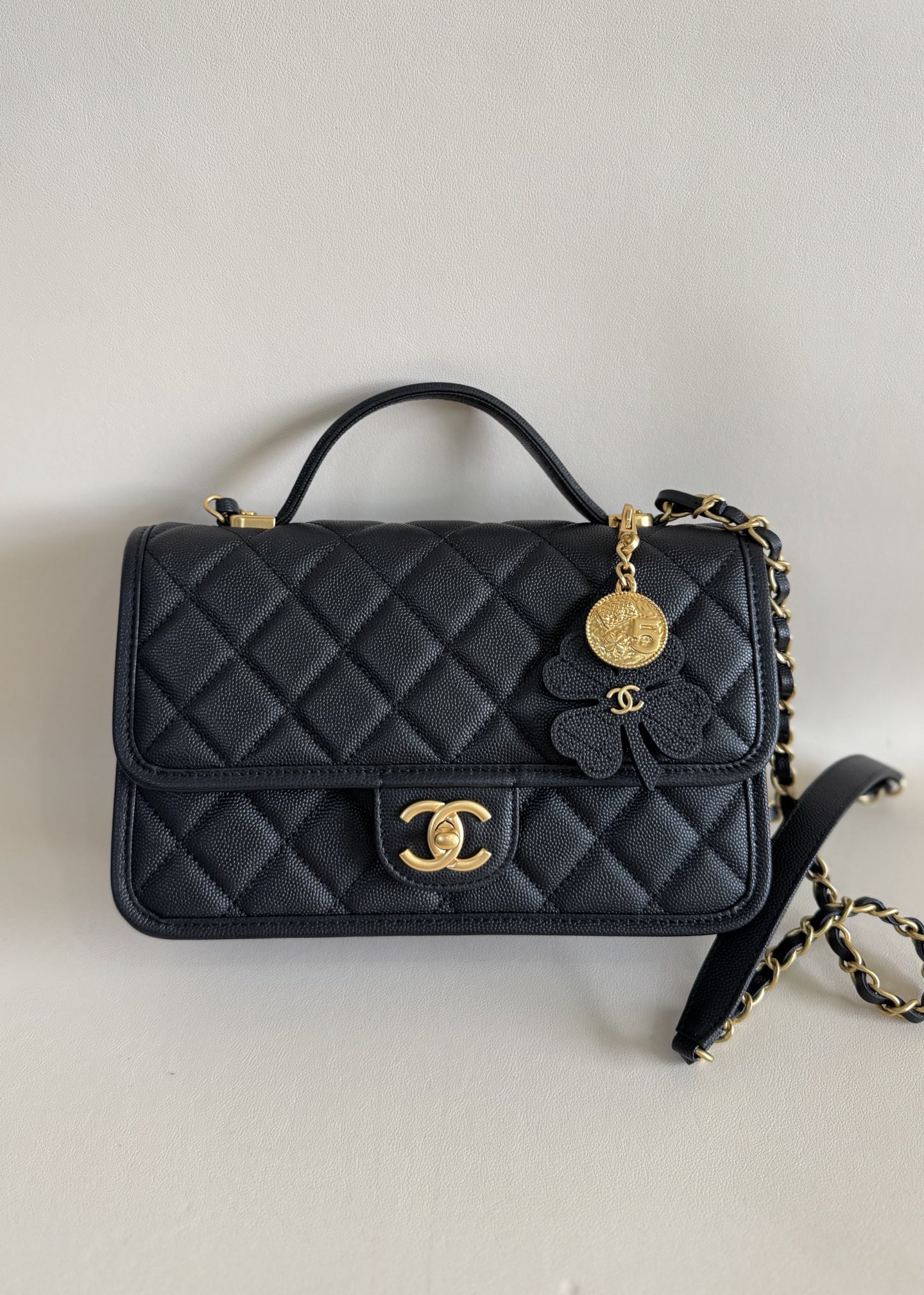 CHANEL 2025 SS 샤넬 체인 램스킨 골드볼 베니티백 AS3653 여성 가방 커스텀급