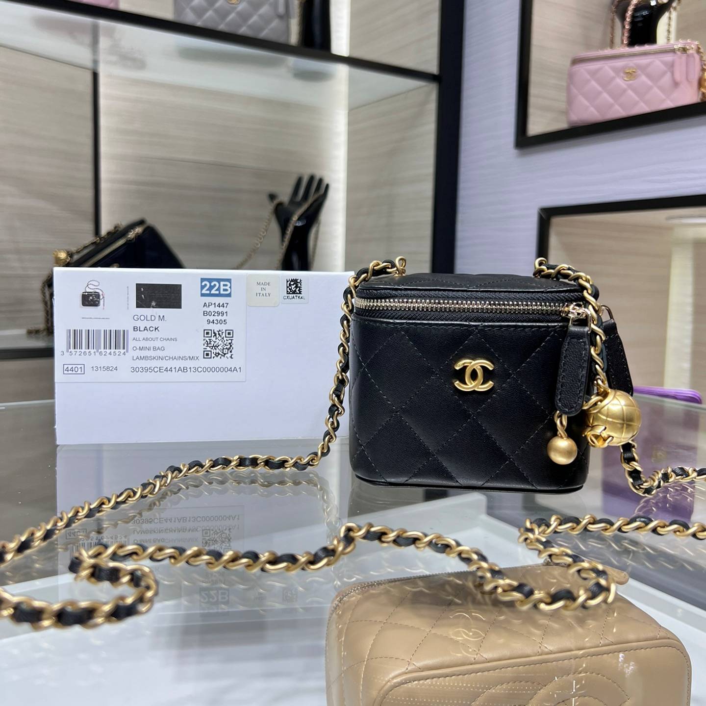CHANEL 2024 SS 샤넬 체인 램스킨 골드볼 베니티백 스몰 블랙 AP1447 여성 가방 커스텀급