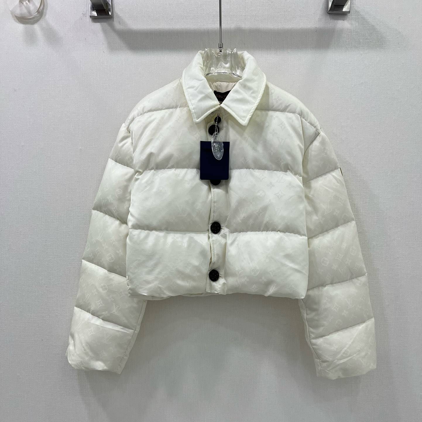LOUIS VUITTON 2024 SS 루이비통 블랙로고 화이트 여성 패딩 커스텀급