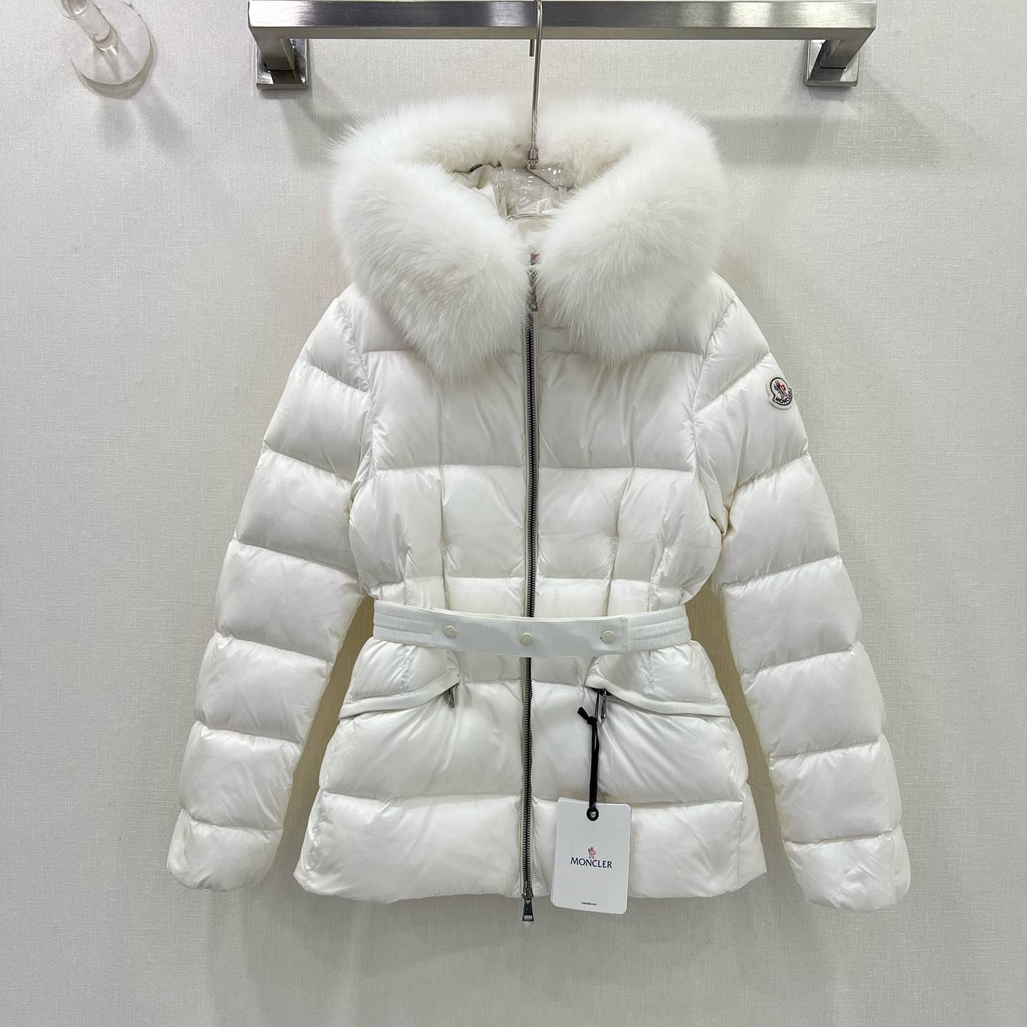 MONCLER 2024 SS 몽클레어 퀄팅 여우퍼 벨트장식 화이트 여성 패딩 커스텀급
