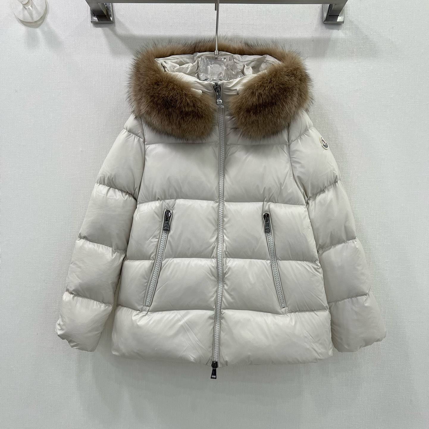 MONCLER 2024 SS 몽클레어 퀄팅 여우퍼 지퍼장식 아이보리 여성 패딩 커스텀급