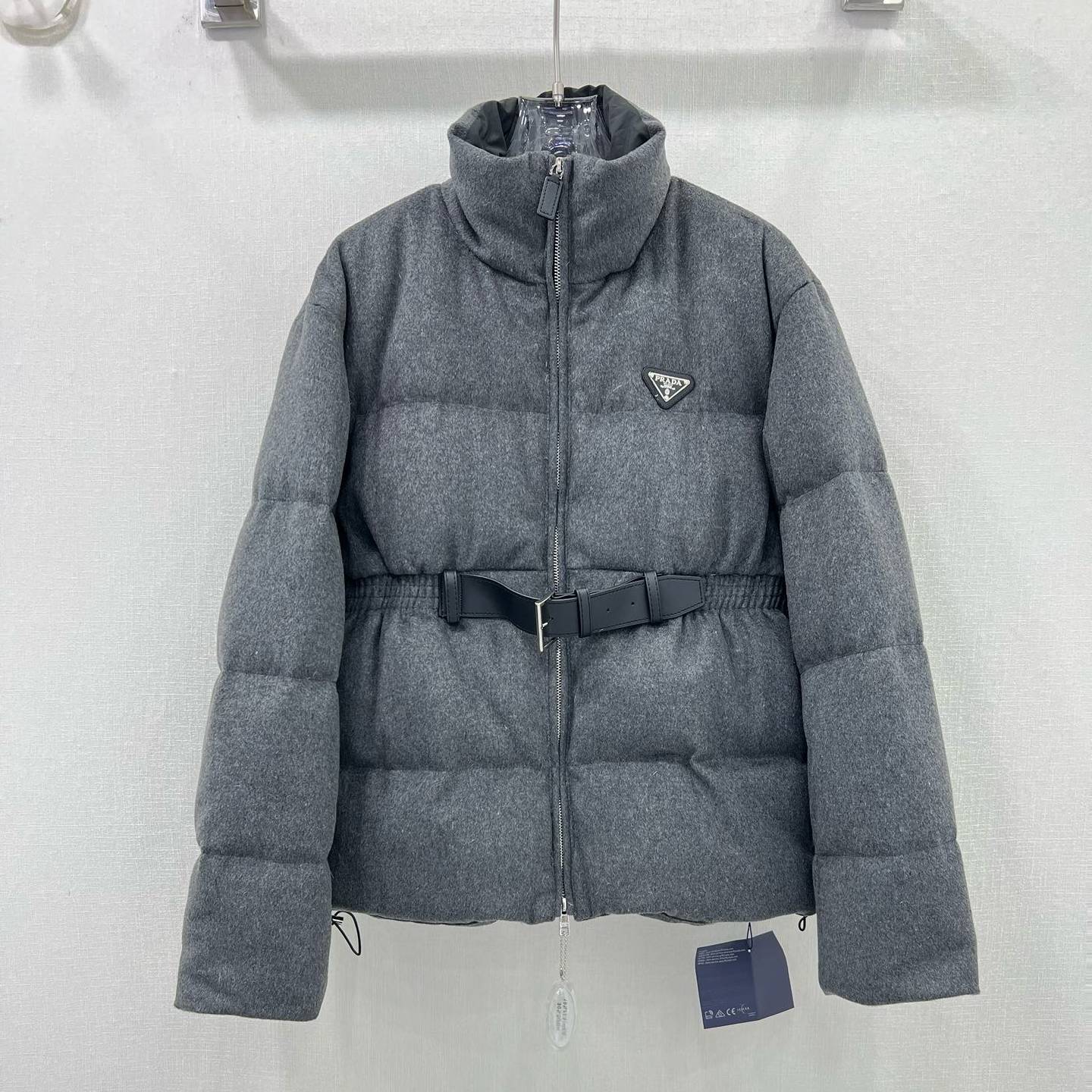 PRADA 2024 SS 프라다 삼각로고 벨트장식 그레이 여성 중패딩 커스텀급