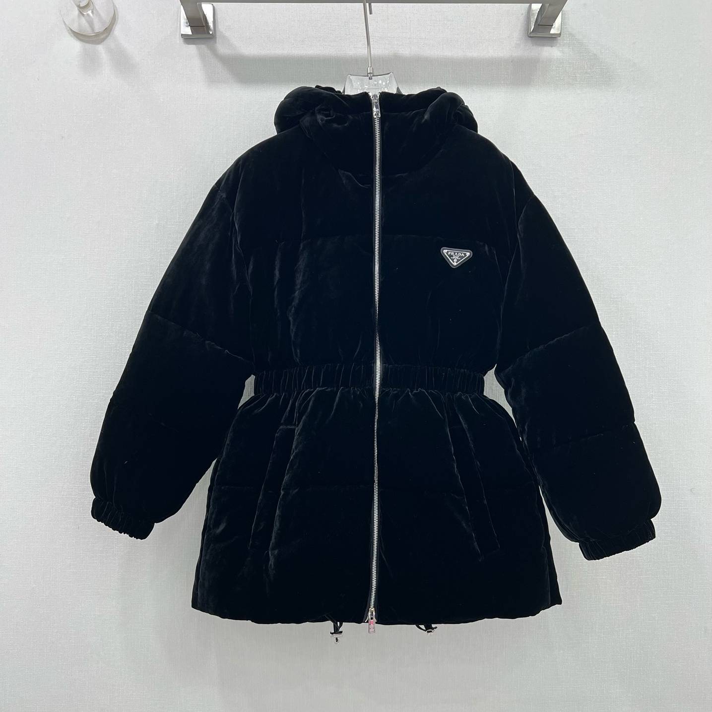 PRADA 2024 SS 프라다 삼각로고 벨벳 후드 블랙 여성 중패딩 커스텀급
