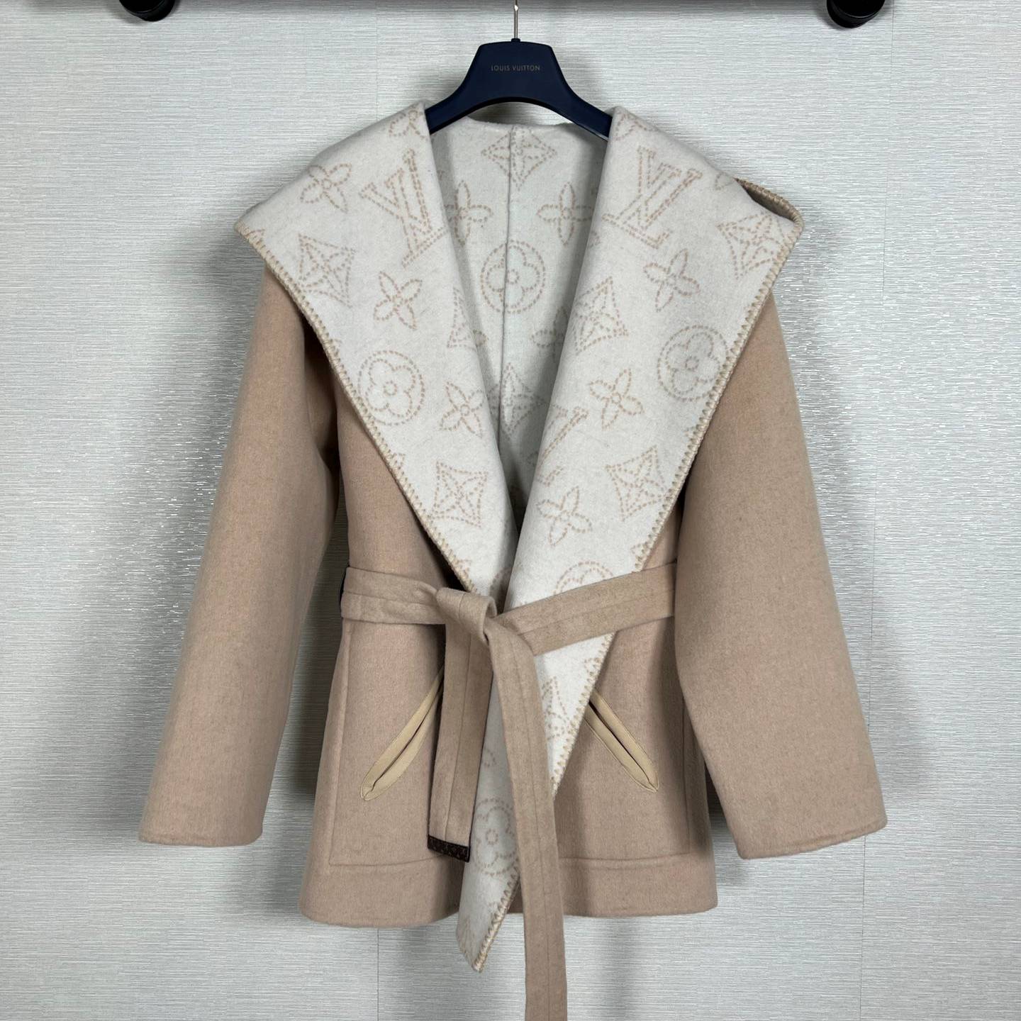 LOUIS VUITTON 2024 SS 루이비통 벨트 후드 베이지 2면디자인 캐시미어 100% 업뎃버젼 여성 중코트 커스텀급