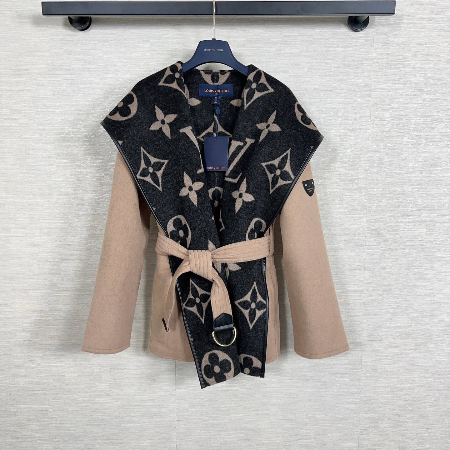 LOUIS VUITTON 2024 SS 루이비통 벨트 후드 투톤 베이지 캐시미어 100% 업뎃버젼 여성 중코트 커스텀급