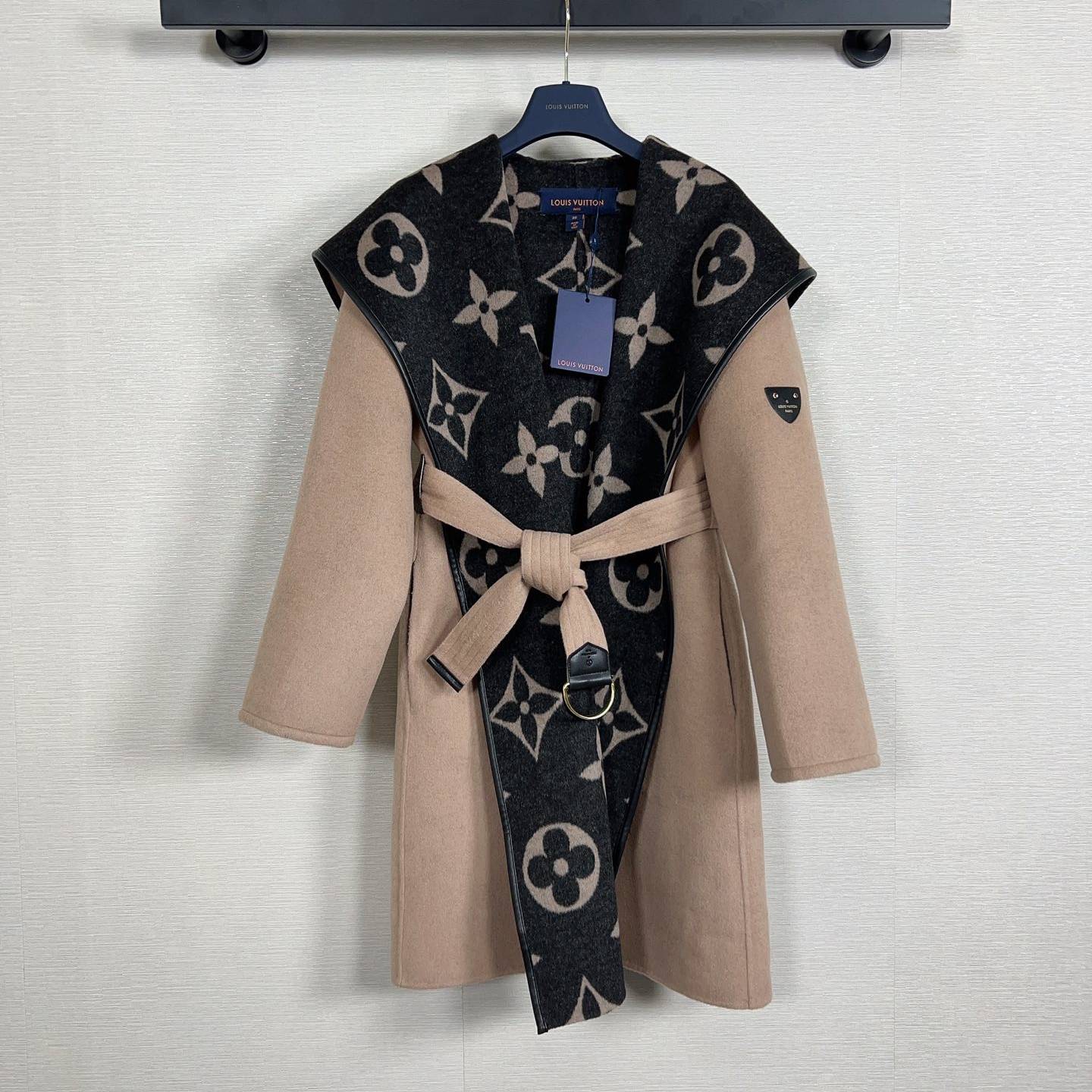 LOUIS VUITTON 2024 SS 루이비통 벨트 후드 투톤 베이지 캐시미어 100% 업뎃버젼 여성 롱코트 커스텀급