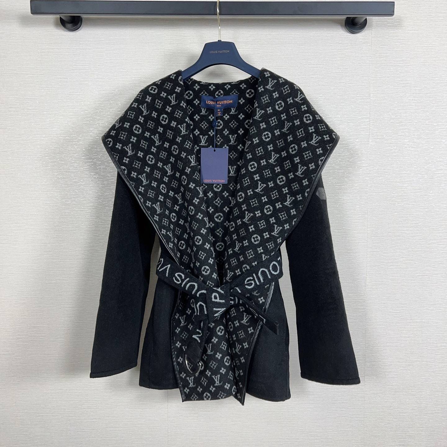 LOUIS VUITTON 2024 SS 루이비통 벨트 후드 블랙 캐시미어 100% 업뎃버젼 여성 중코트 커스텀급