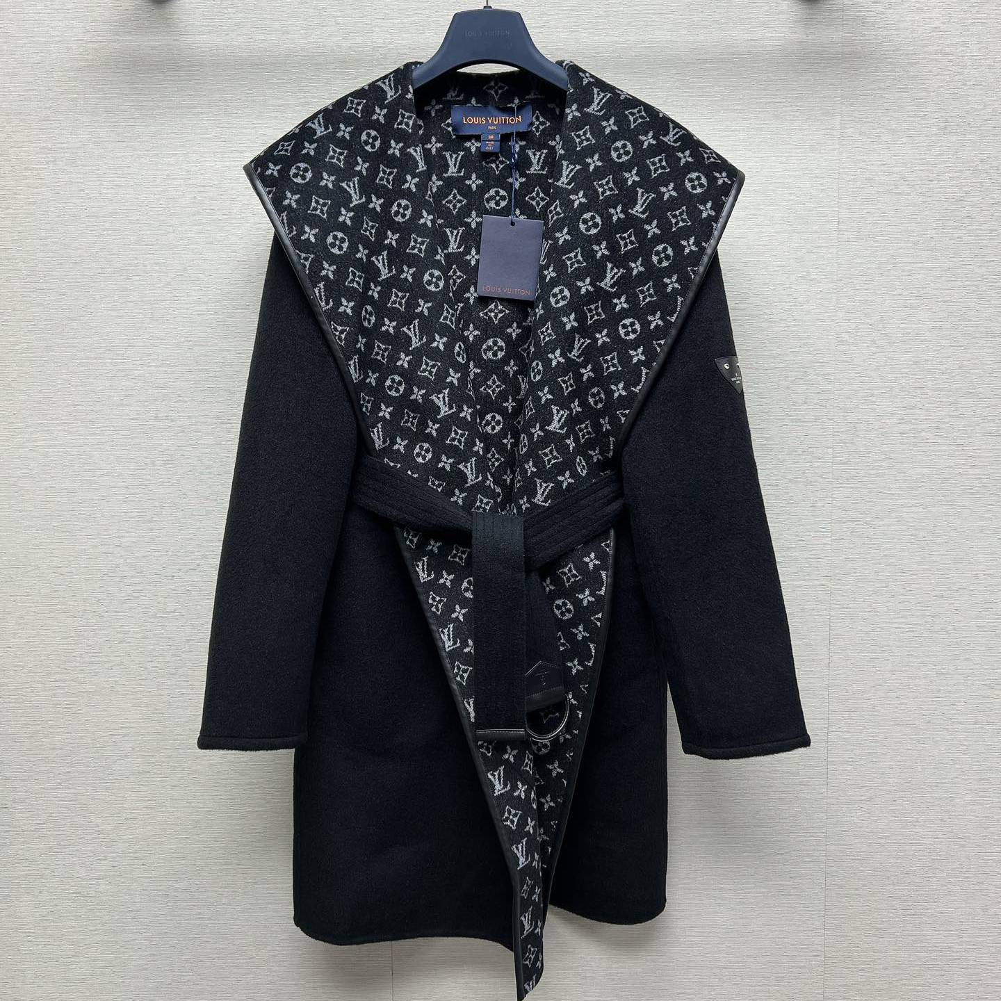 LOUIS VUITTON 2024 SS 루이비통 벨트 후드 블랙 캐시미어 100% 업뎃버젼 여성 롱코트 커스텀급