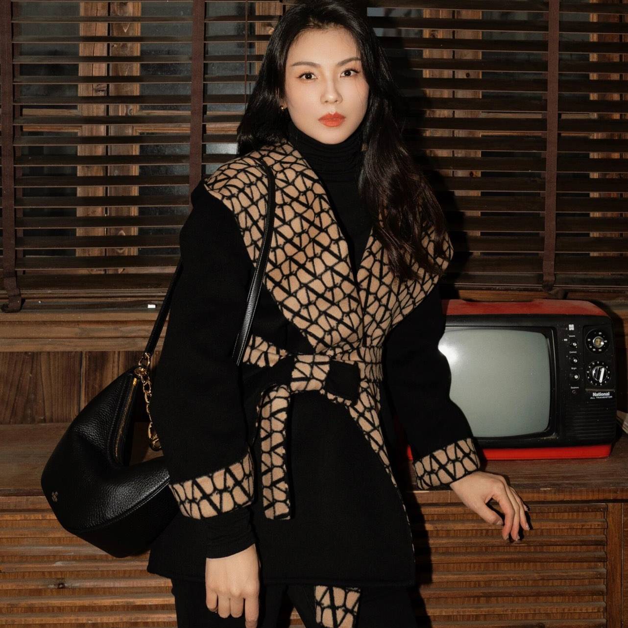 VALENTINO 2024 SS 발렌티노 벨트 후드 블랙 캐시미어 100% 업뎃버젼 여성 중코트 커스텀급