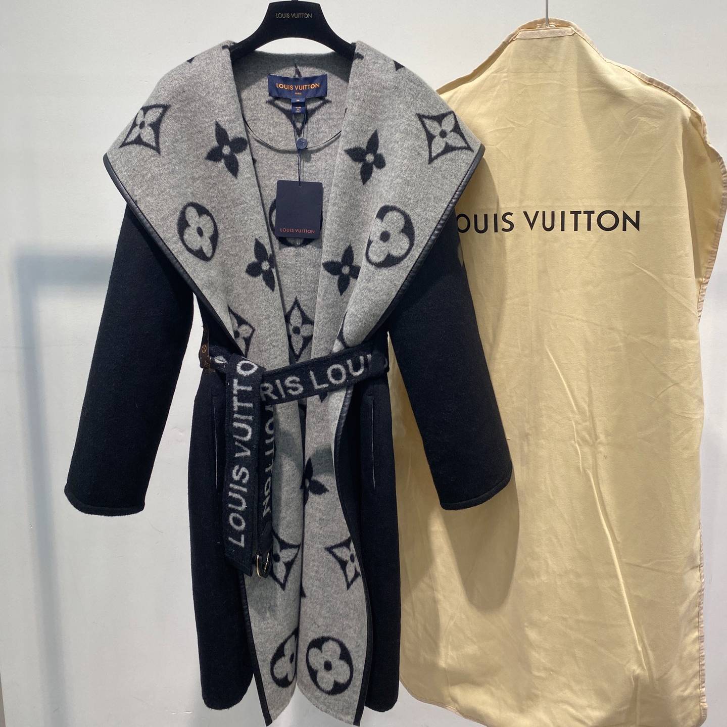 LOUIS VUITTON 2024 SS 루이비통 벨트 후드 투톤 블랙 캐시미어 100% 업뎃버젼 여성 롱코트 커스텀급