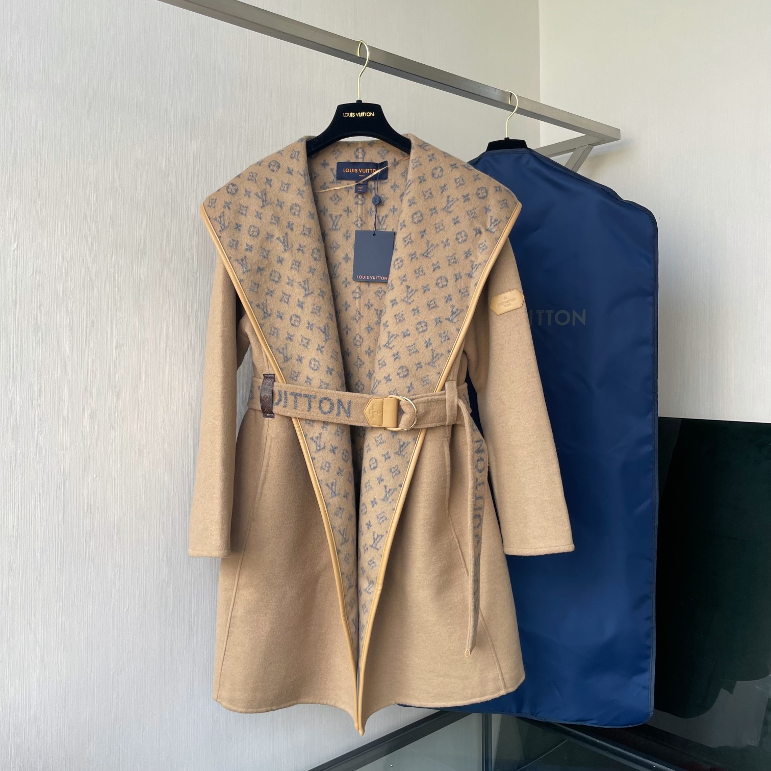 LOUIS VUITTON 2024 SS 루이비통 벨트 모노그램 후드 베이지 캐시미어 100% 업뎃버젼 여성 롱코트 커스텀급