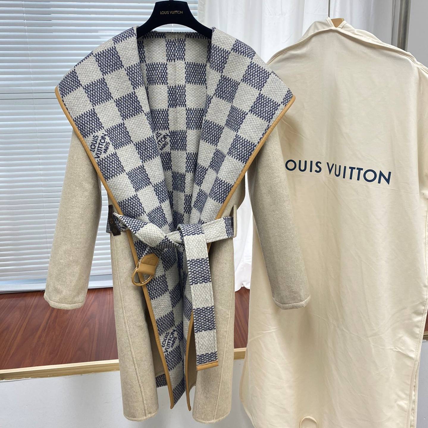 LOUIS VUITTON 2024 SS 루이비통 벨트 다미에 후드 아이보리 캐시미어 100% 업뎃버젼 여성 롱코트 커스텀급