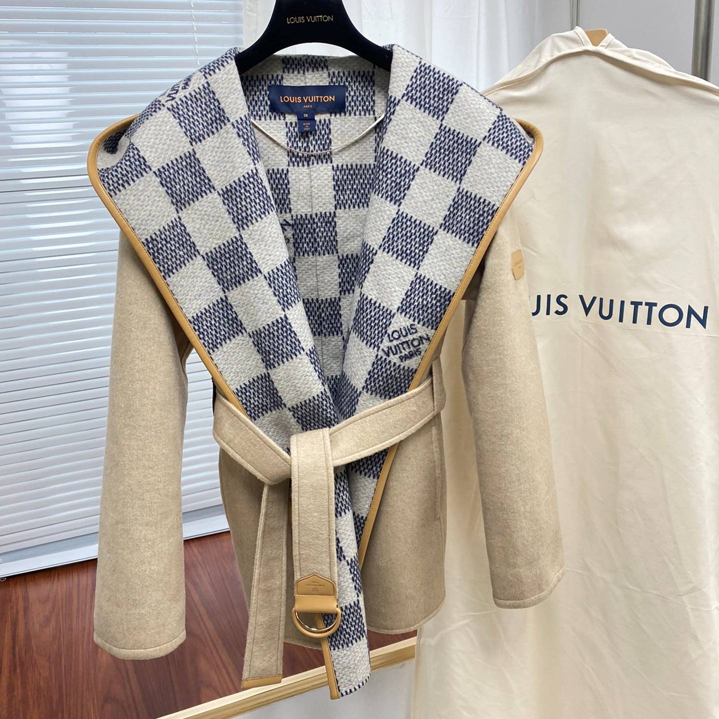 LOUIS VUITTON 2024 SS 루이비통 벨트 다미에 후드 아이보리 캐시미어 100% 업뎃버젼 여성 중코트 커스텀급