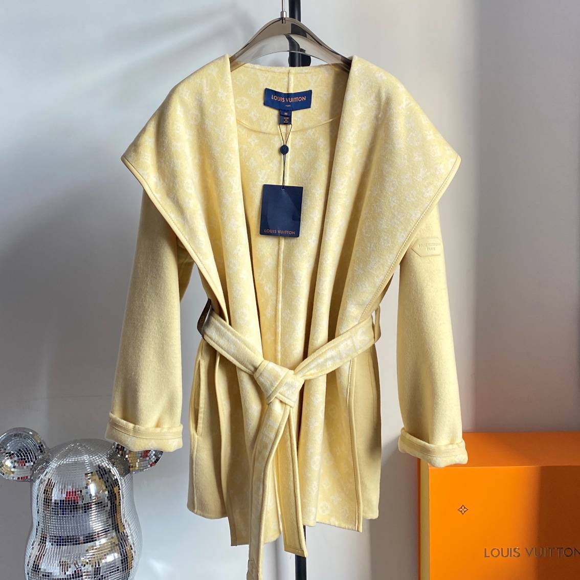 LOUIS VUITTON 2024 SS 루이비통 모노그램 후드 벨트 옐로우 캐시미어 100% 업뎃버젼 여성 중코트 커스텀급