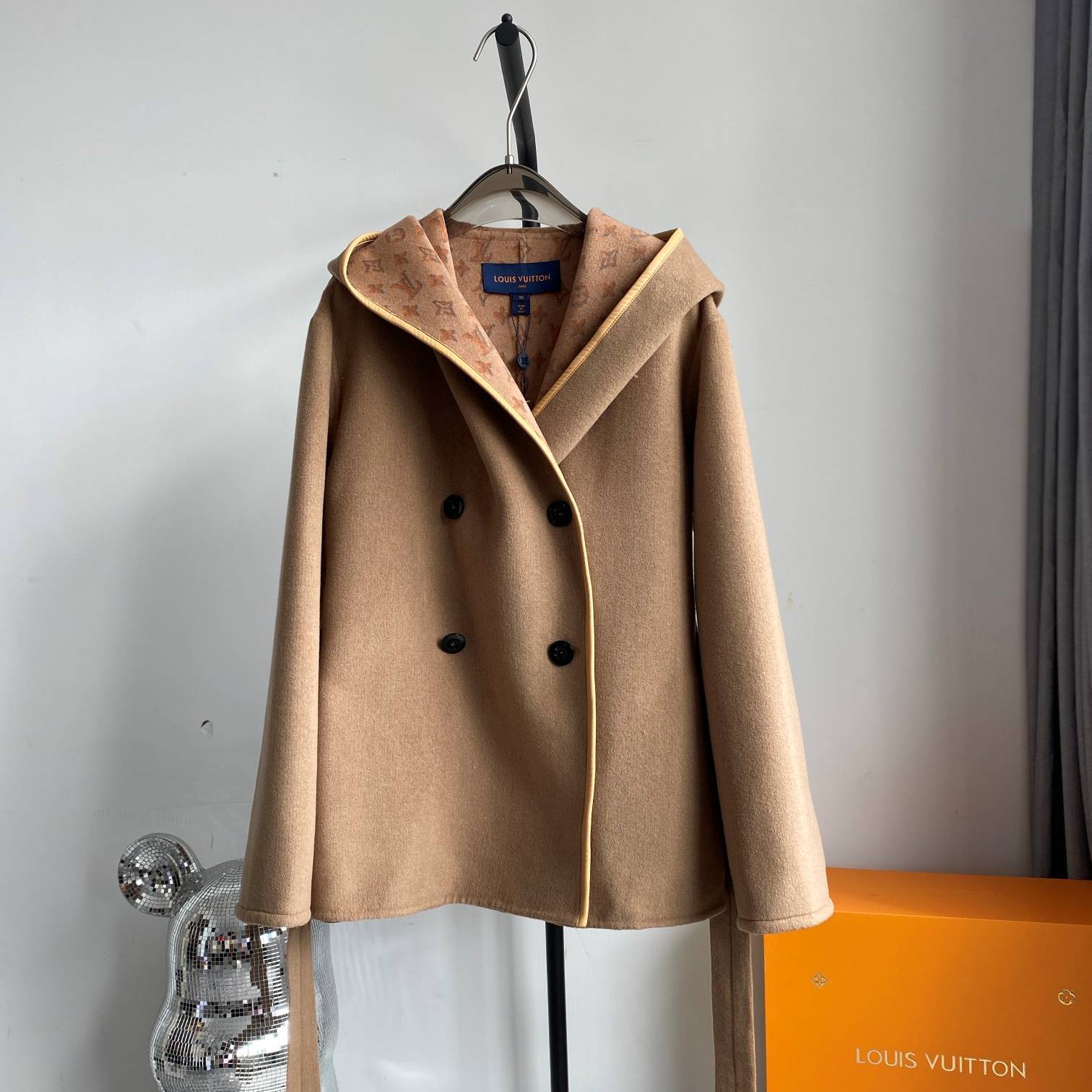 LOUIS VUITTON 2024 SS 루이비통 모노그램 후드 벨트 딥베이지 캐시미어 100% 업뎃버젼 여성 중코트 커스텀급