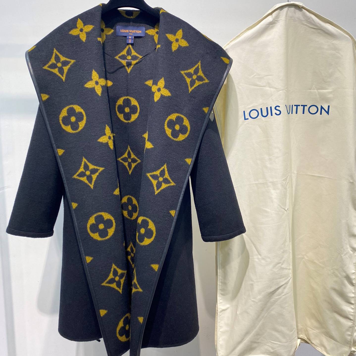 LOUIS VUITTON 2024 SS 루이비통 모노그램 후드 벨트 블랙 캐시미어 100% 업뎃버젼 여성 롱코트 커스텀급