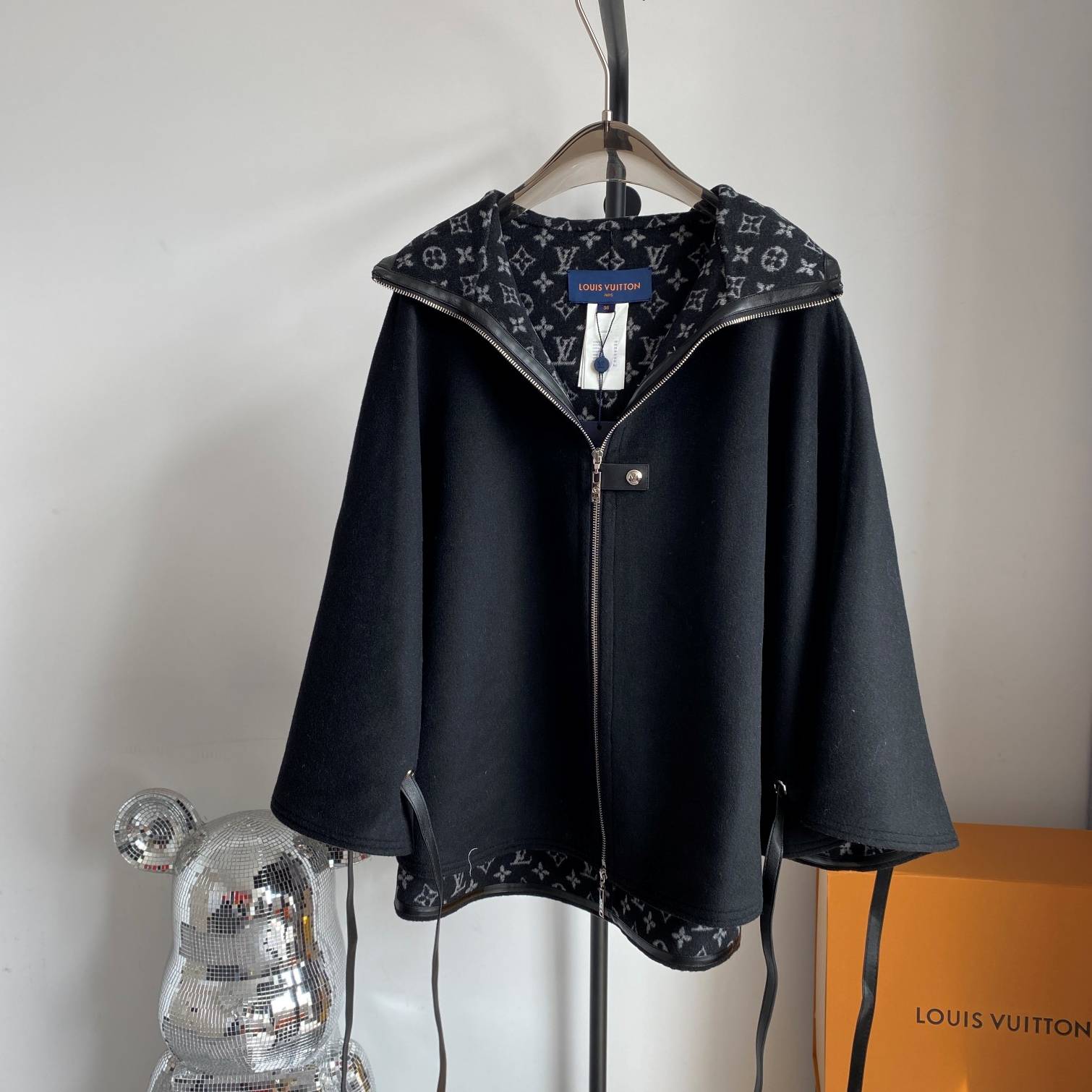 LOUIS VUITTON 2024 SS 루이비통 모노그램 후드 짚업 블랙 캐시미어 100% 업뎃버젼 여성 반코트 커스텀급