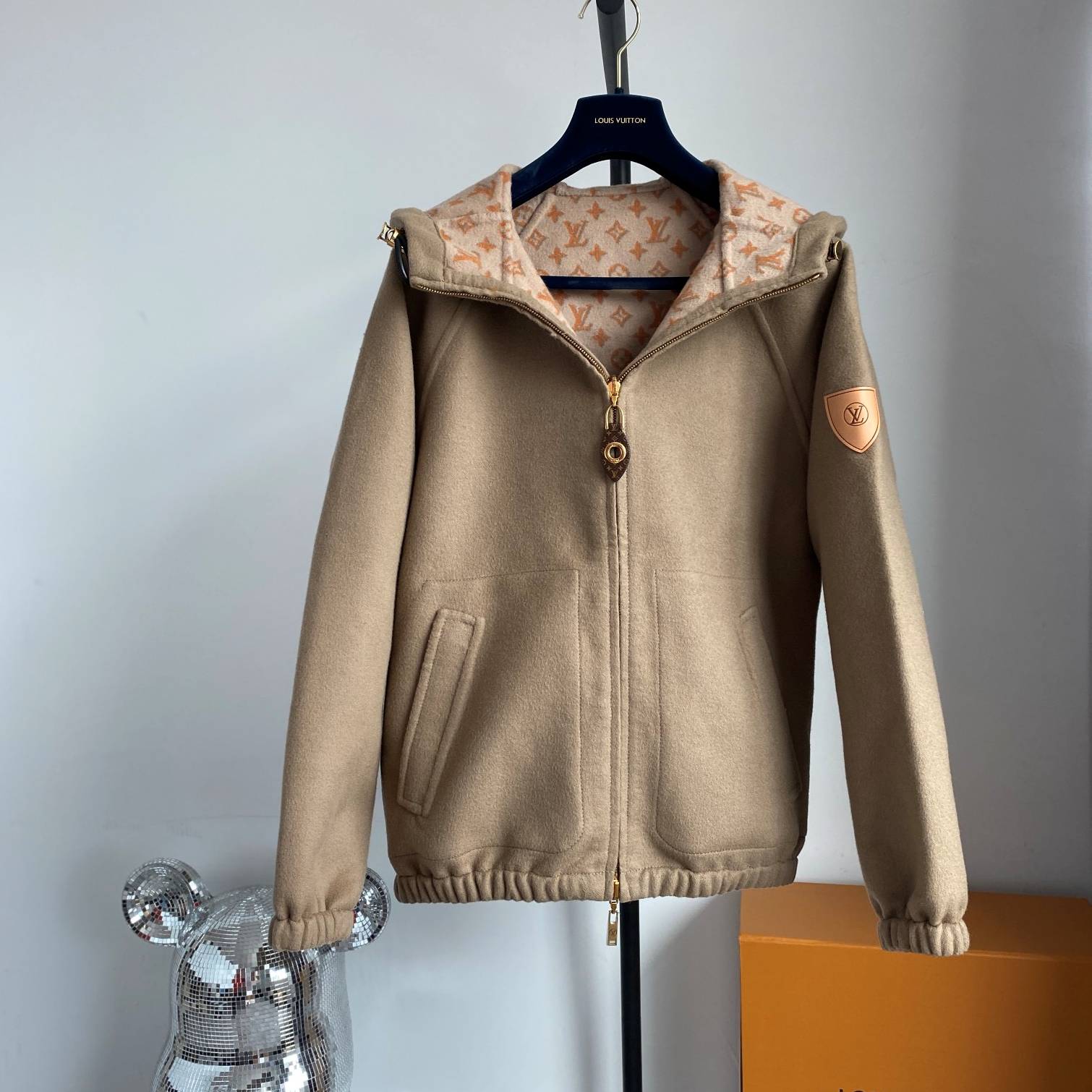 LOUIS VUITTON 2024 SS 루이비통 모노그램 후드 베이지 캐시미어 100% 업뎃버젼 여성 자켓 커스텀급