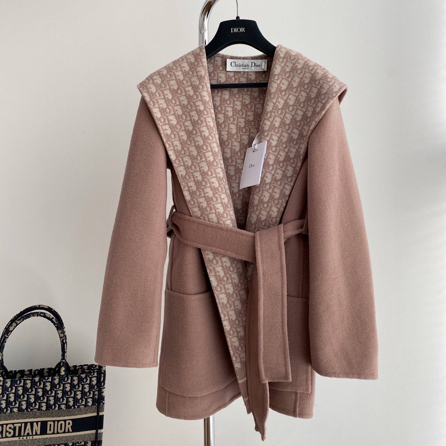 LOUIS VUITTON 2024 SS 루이비통 모노그램 후드 벨트 핑크베이지 캐시미어 100% 업뎃버젼 여성 롱코트 커스텀급