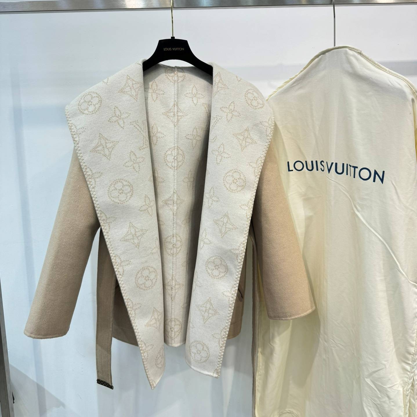 LOUIS VUITTON 2024 SS 루이비통 모노그램 후드 벨트 베이지 2면디자인 캐시미어 100% 업뎃버젼 여성 중코트 커스텀급