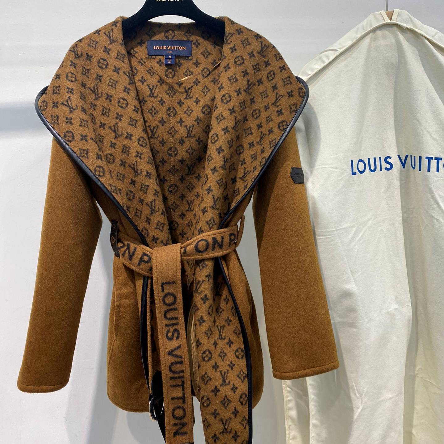 LOUIS VUITTON 2024 SS 루이비통 모노그램 후드 벨트 브라운 캐시미어 100% 업뎃버젼 여성 롱코트 커스텀급