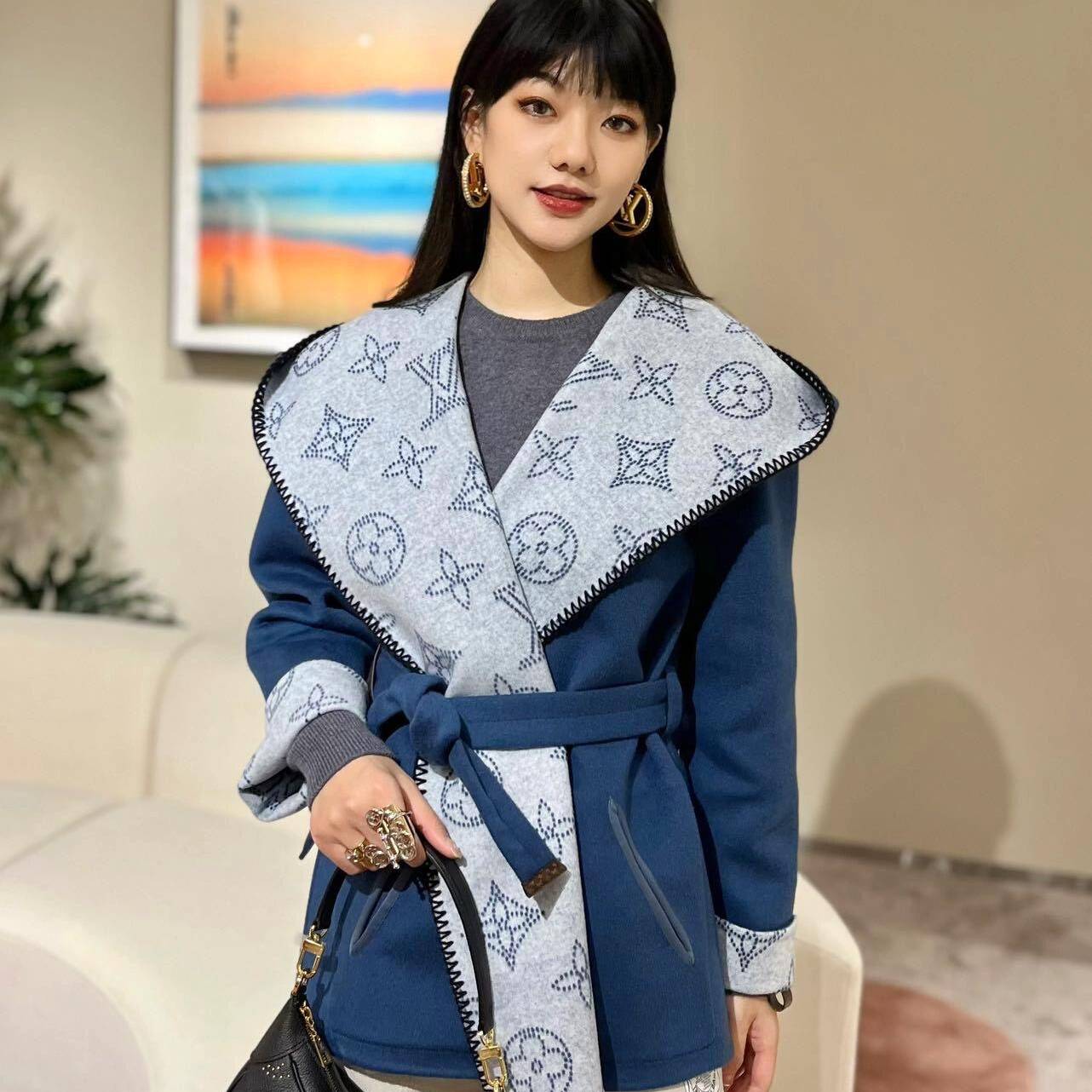 LOUIS VUITTON 2024 SS 루이비통 모노그램 후드 벨트 블루 캐시미어 100% 업뎃버젼 여성 중코트 커스텀급