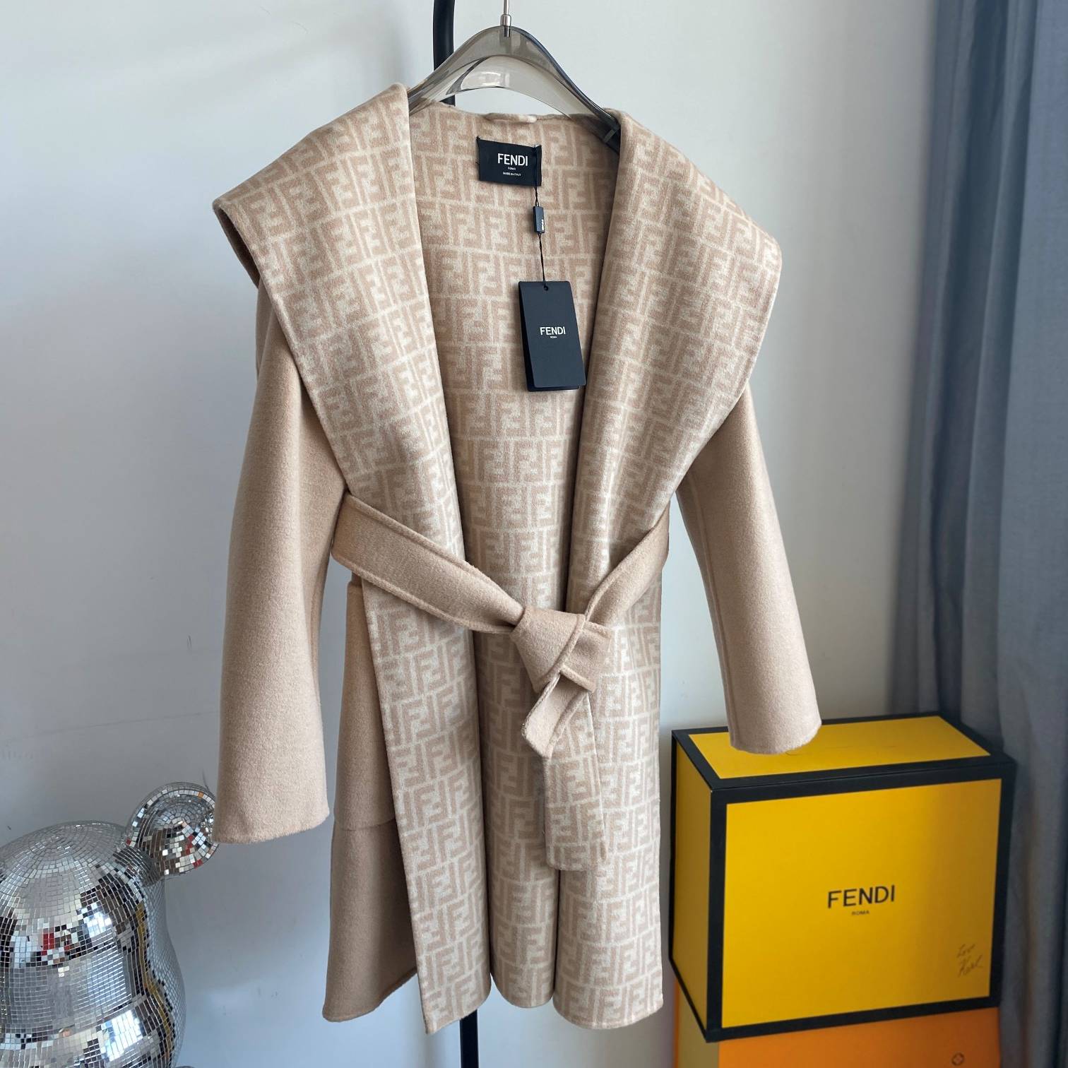 FENDI 2024 SS 펜디 후드 벨트 베이지 캐시미어 100% 업뎃버젼 여성 롱코트 커스텀급