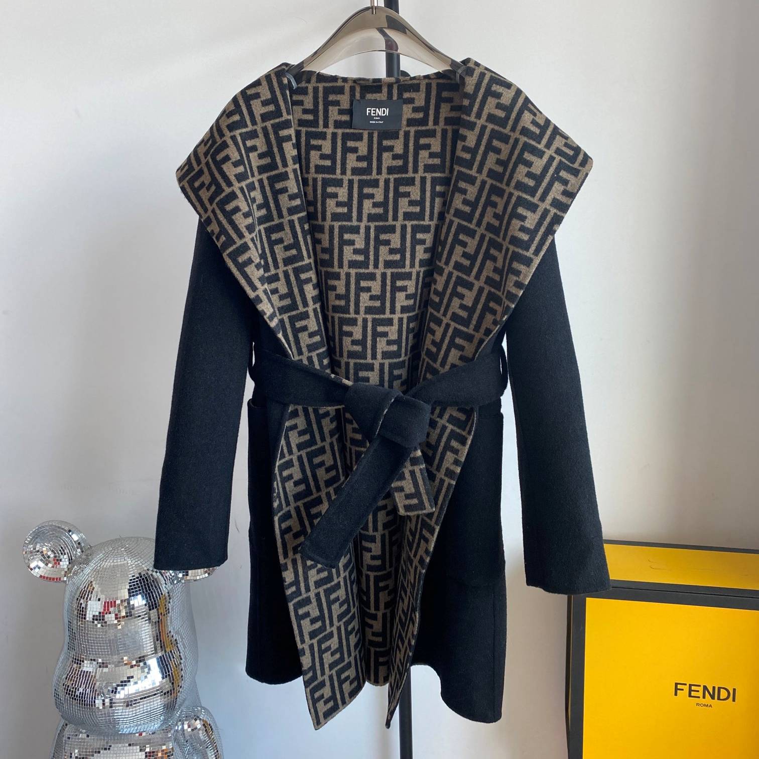 FENDI 2024 SS 펜디 후드 벨트 블랙 캐시미어 100% 업뎃버젼 여성 롱코트 커스텀급